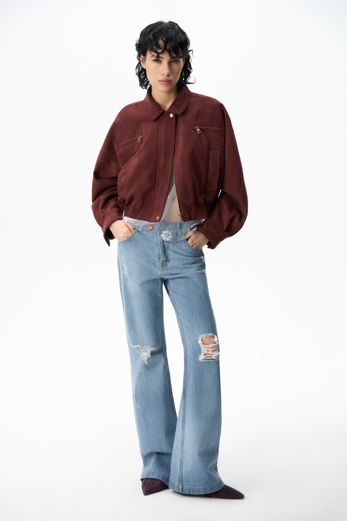 Джинсы прямого кроя с небольшим расклешением. Модель со шлевками на поясе для ремня, боковыми и задними карманами и застежкой на молнию и пуговицу. Изделие декорировано разрезами в стиле гранж.