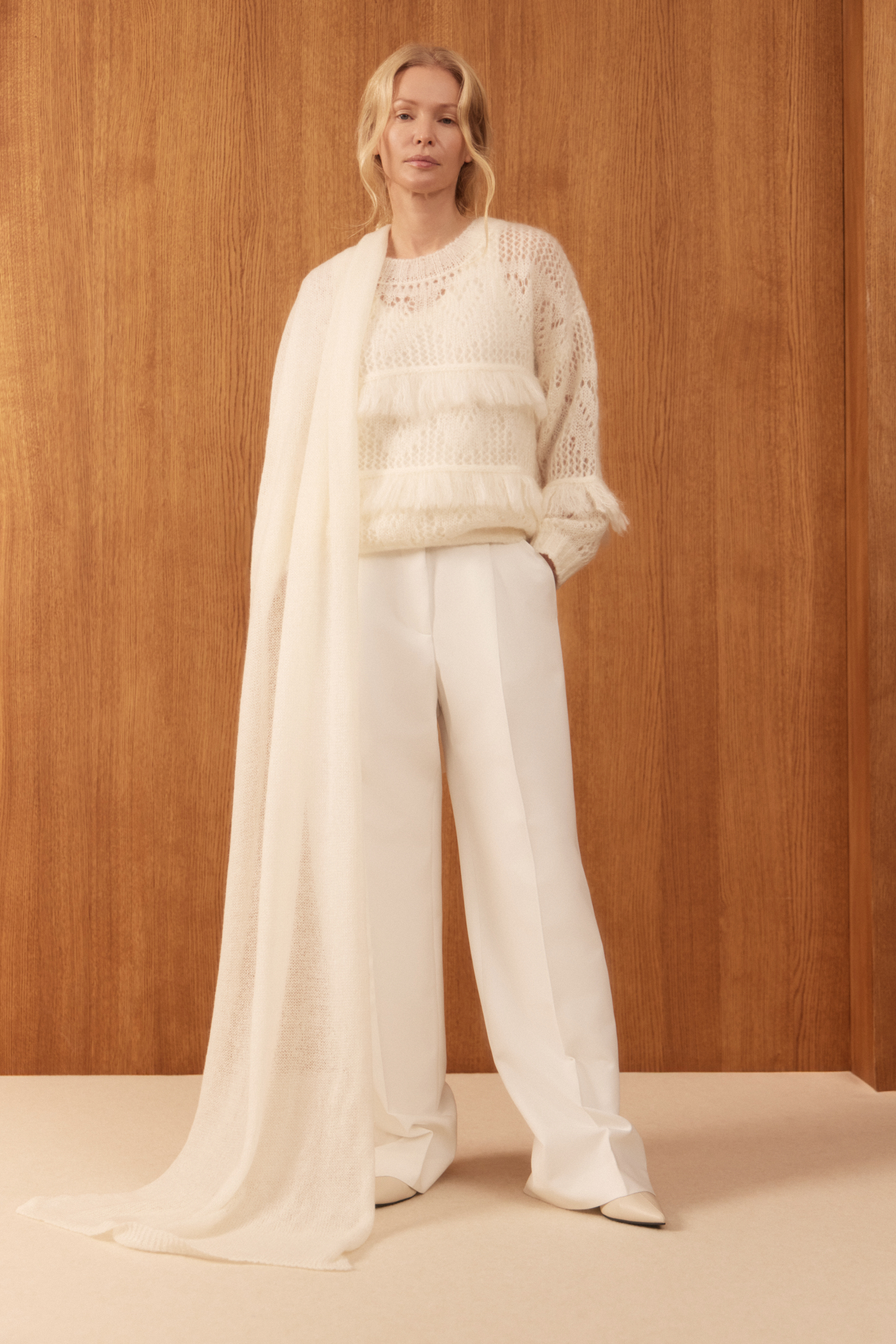 Широкий палантин из шерсти и мохера. Края изделия выполнены в рубчик.