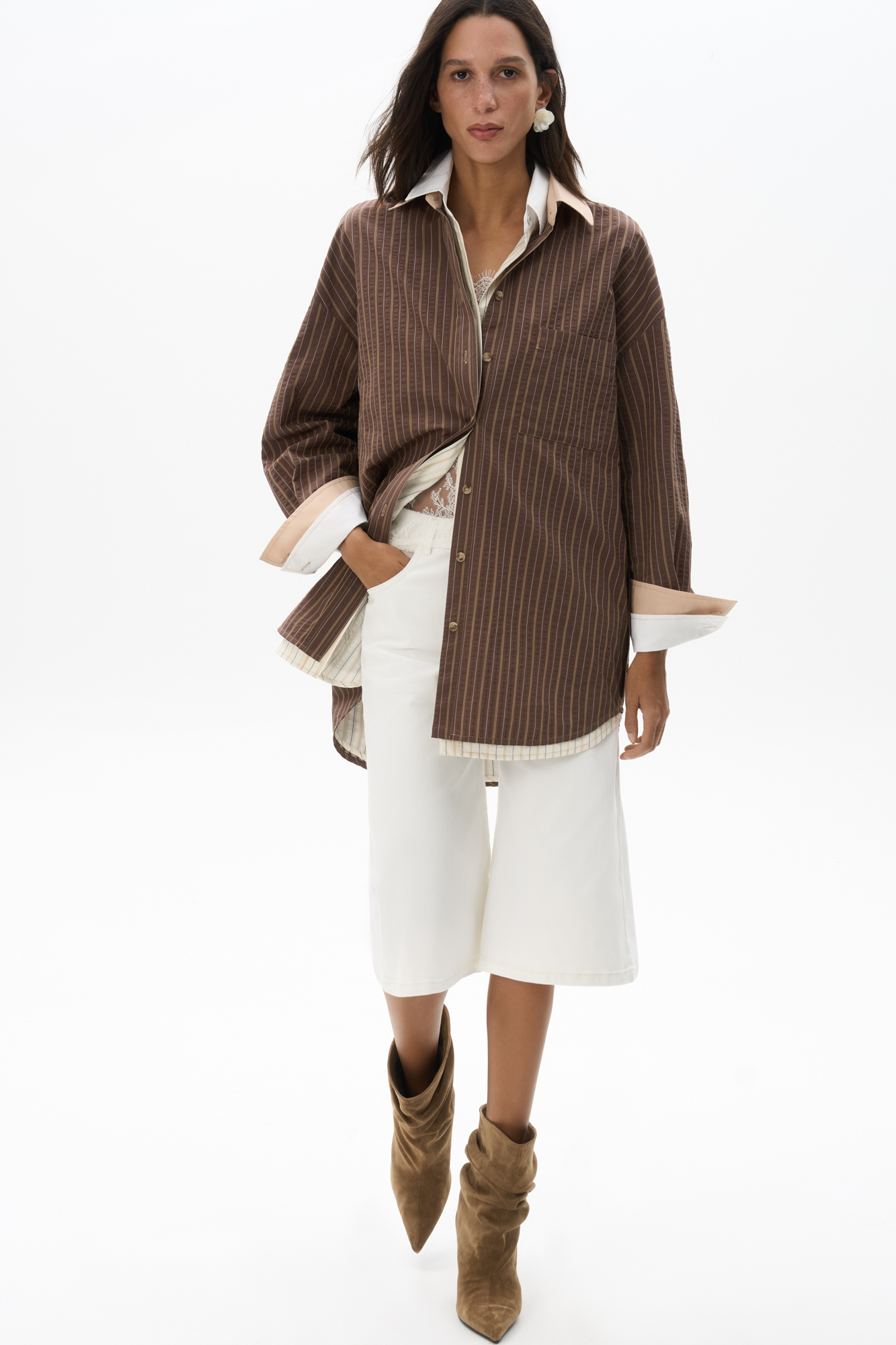 Рубашка, выполненная из 100% хлопка, с принтом в полоску с однотонными манжетами и отложным воротником. Модель прямого кроя со спущенной линией плеч. Рубашка с двумя вариантами застежки: классическим и наискосок.