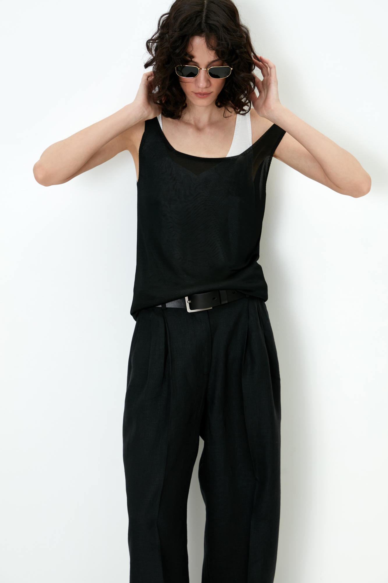 Цельновязаная майка из 100% вискозы на тонких бретелях. 