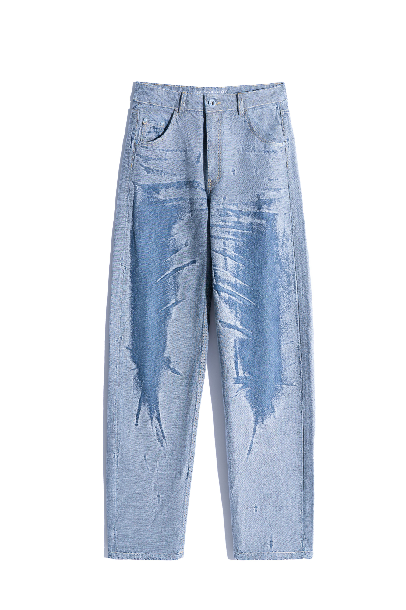 Джинсы из 100% хлопка в стиле гранж. Модель прямого кроя со шлевками на поясе для ремня, глубокими карманами спереди и карманами сзади.