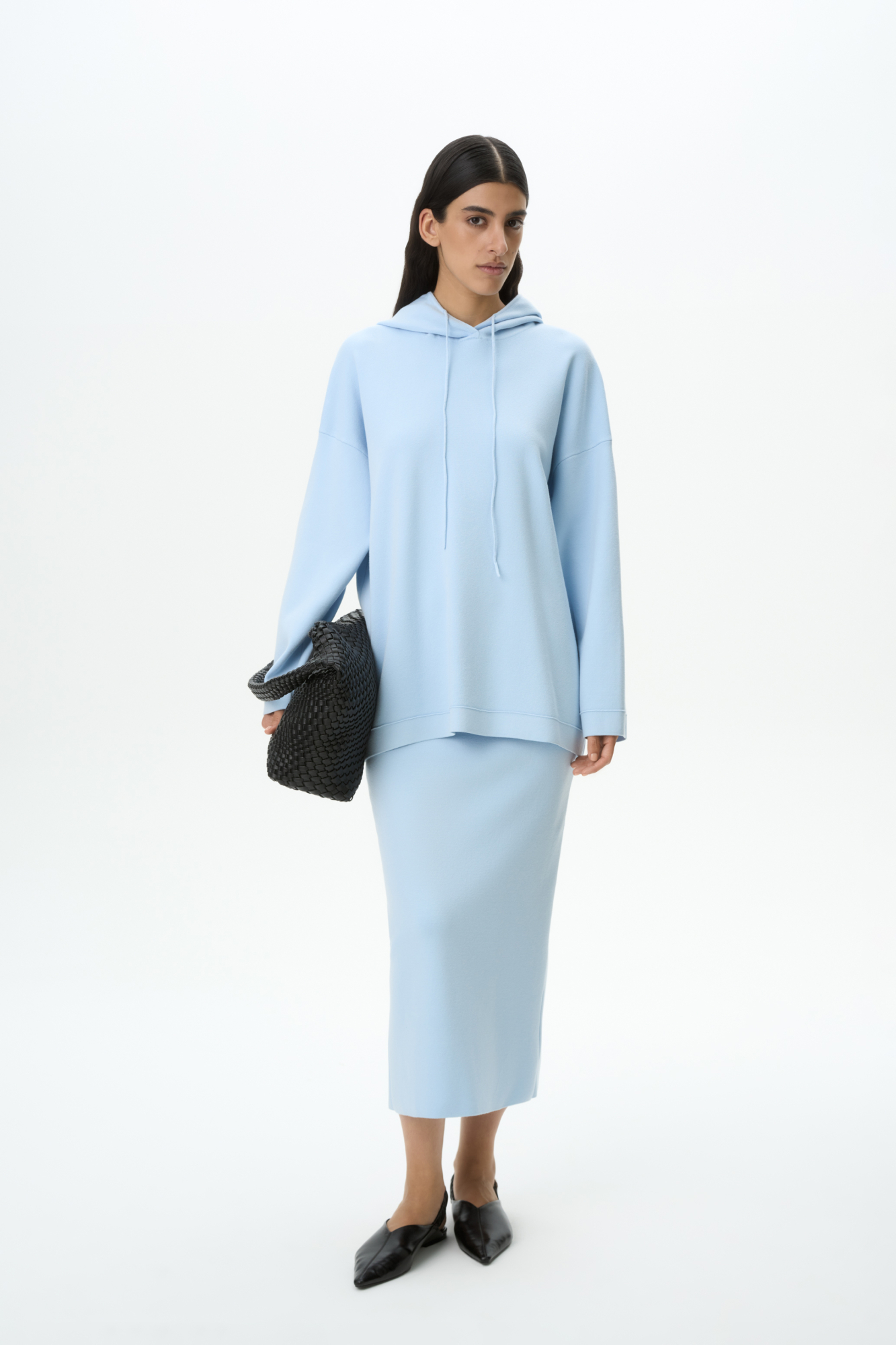 Трикотажная юбка из мягкой вискозы с разрезом сзади и поясом из эластичной ленты в рубчик.