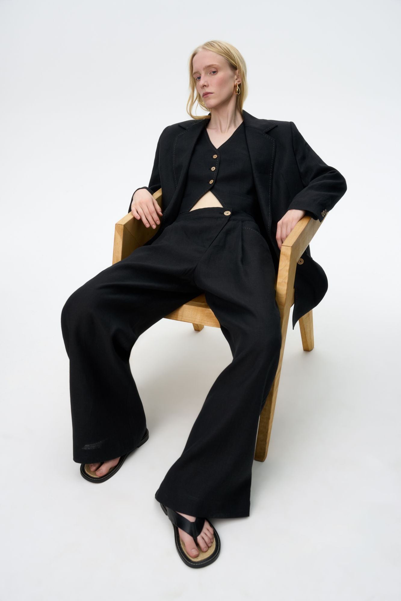 Брюки из 100% льна. Модель прямого кроя, с высокой посадкой, косой застежкой на пуговицу и молнию, боковыми карманами.