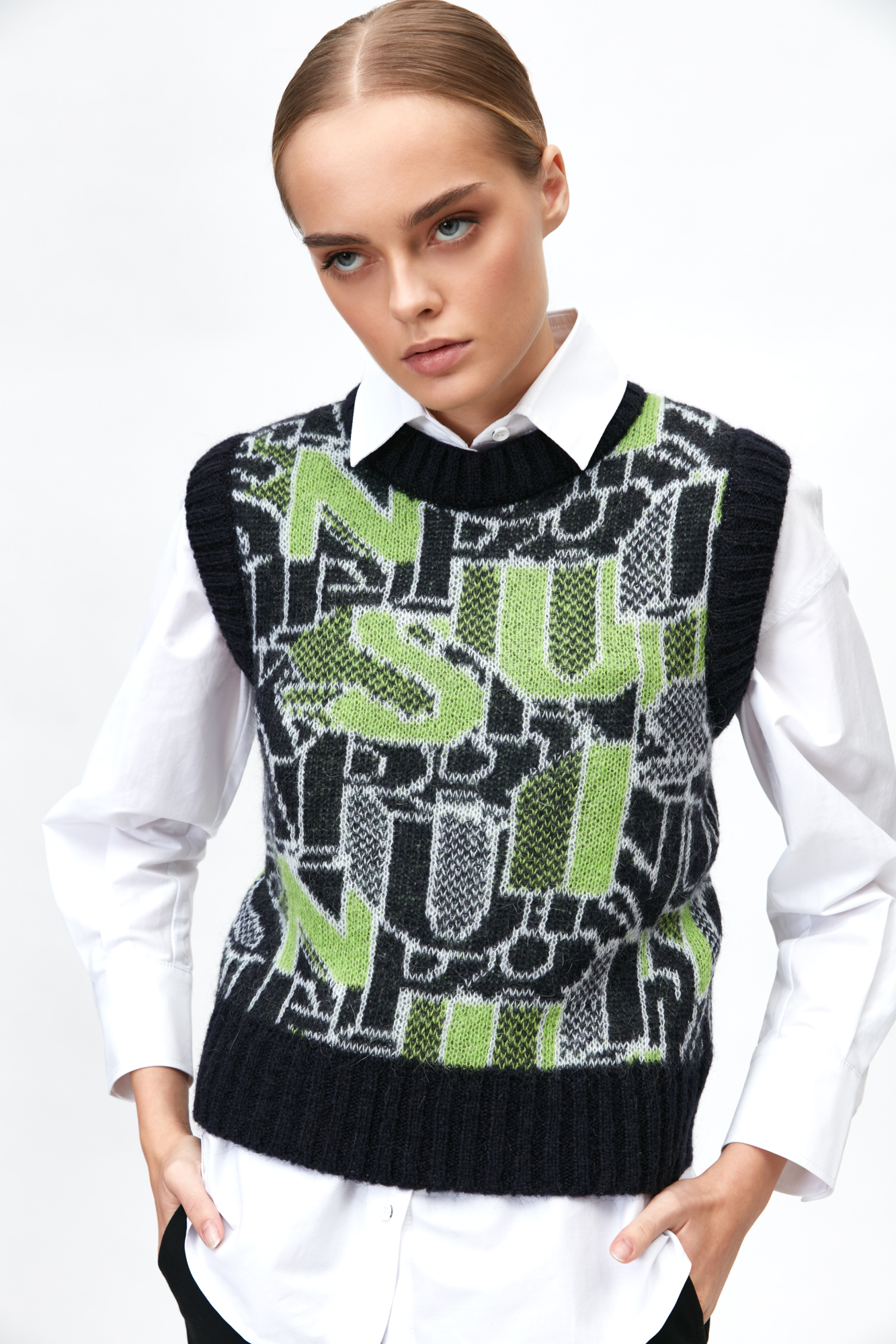 Трикотажный жилет из смесовой шерсти с жаккардовым узором. Модель свободного силуэта, края в широкий рубчик.