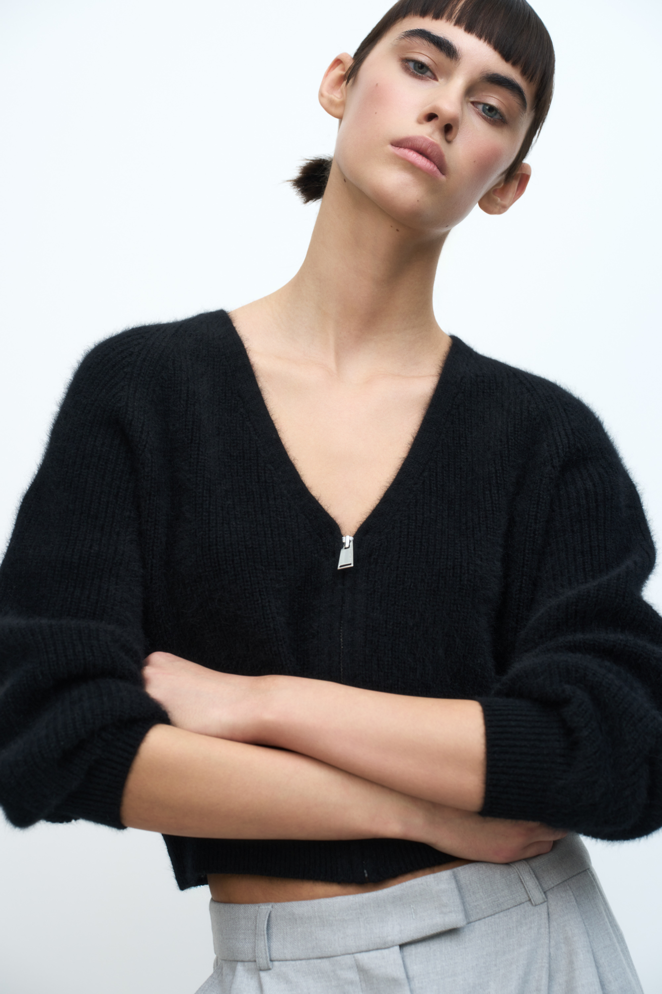 Укороченный кардиган на молнии с V-образным вырезом. Содержание в пряже 40% натурального пуха лисы делает изделие теплым, мягким и в тоже время очень легким.