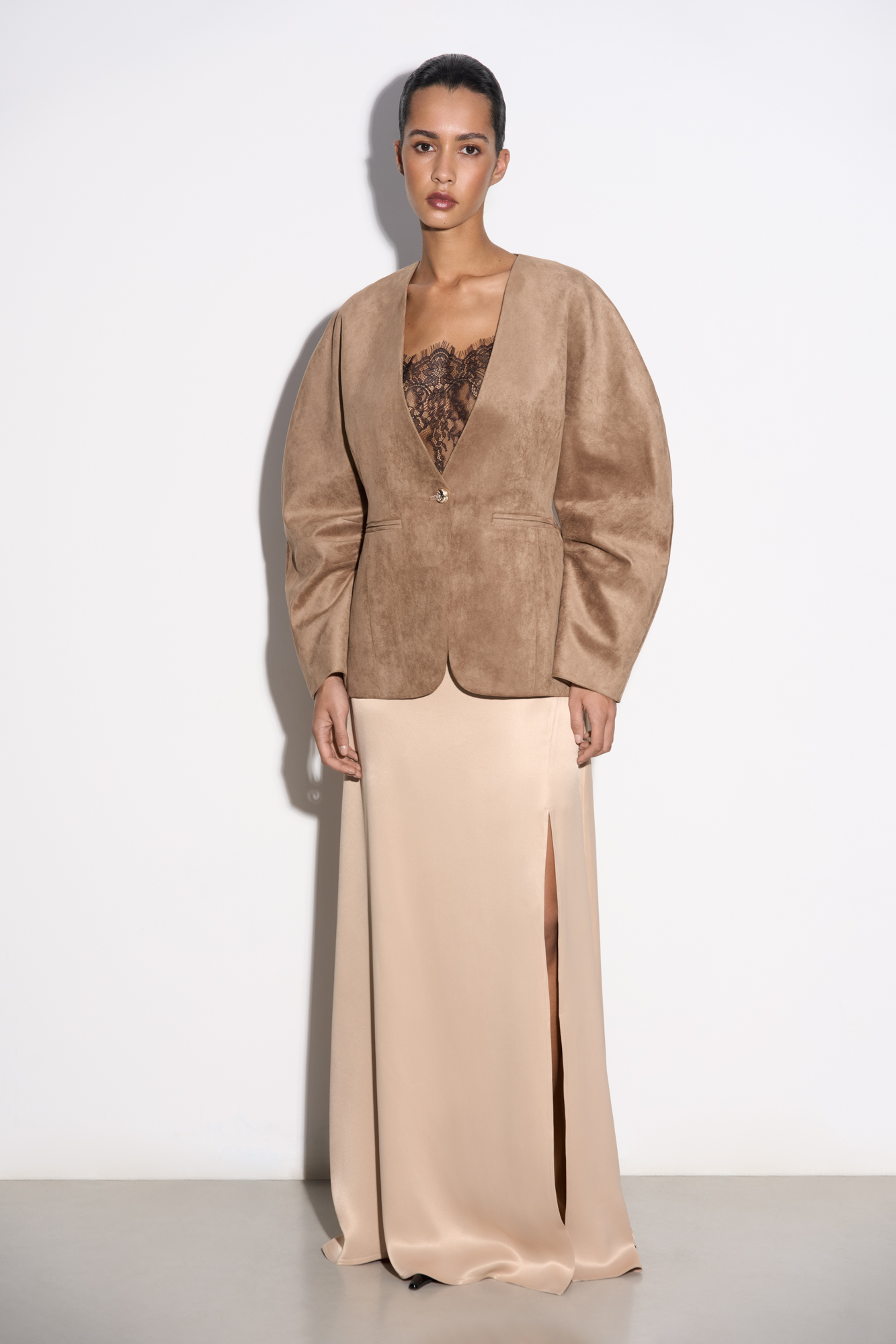 Атласная юбка длины макси из 100% вискозы с разрезом и застежкой на молнию.