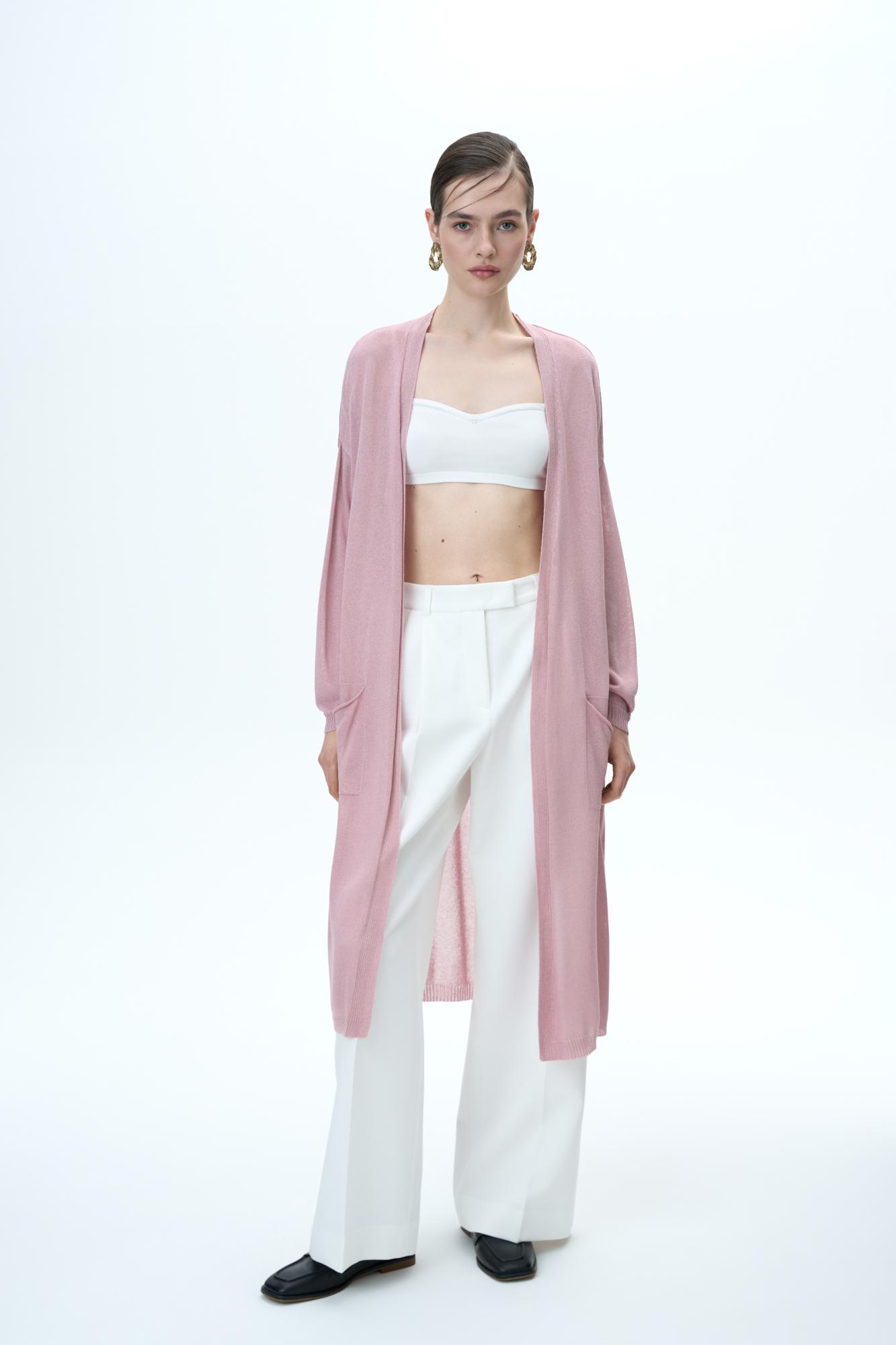 Длинный трикотажный кардиган из вискозы. Модель прямого кроя, с двумя боковыми карманами, шлевками на талии и поясом.