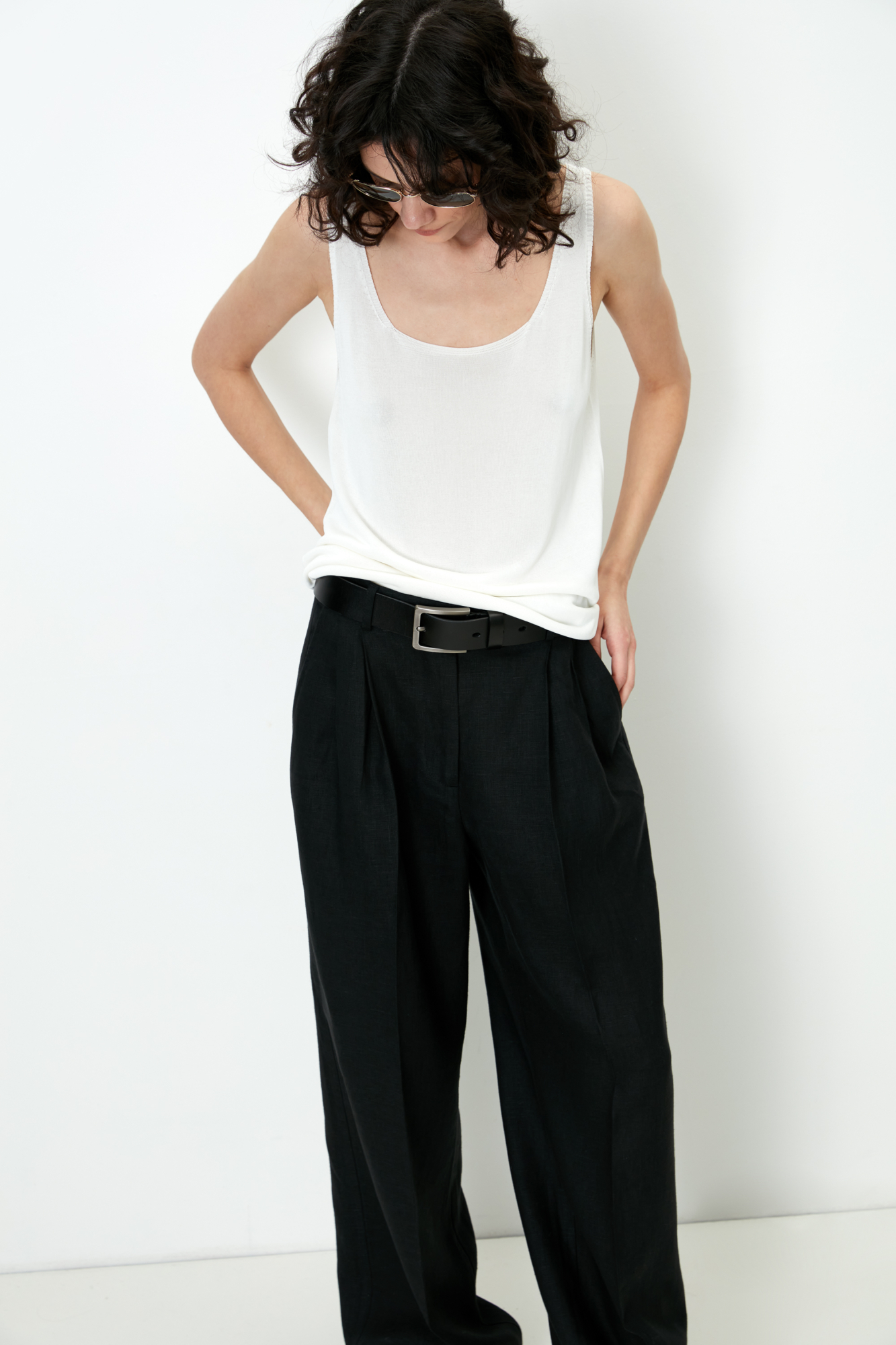 Цельновязаная майка из 100% вискозы на тонких бретелях.