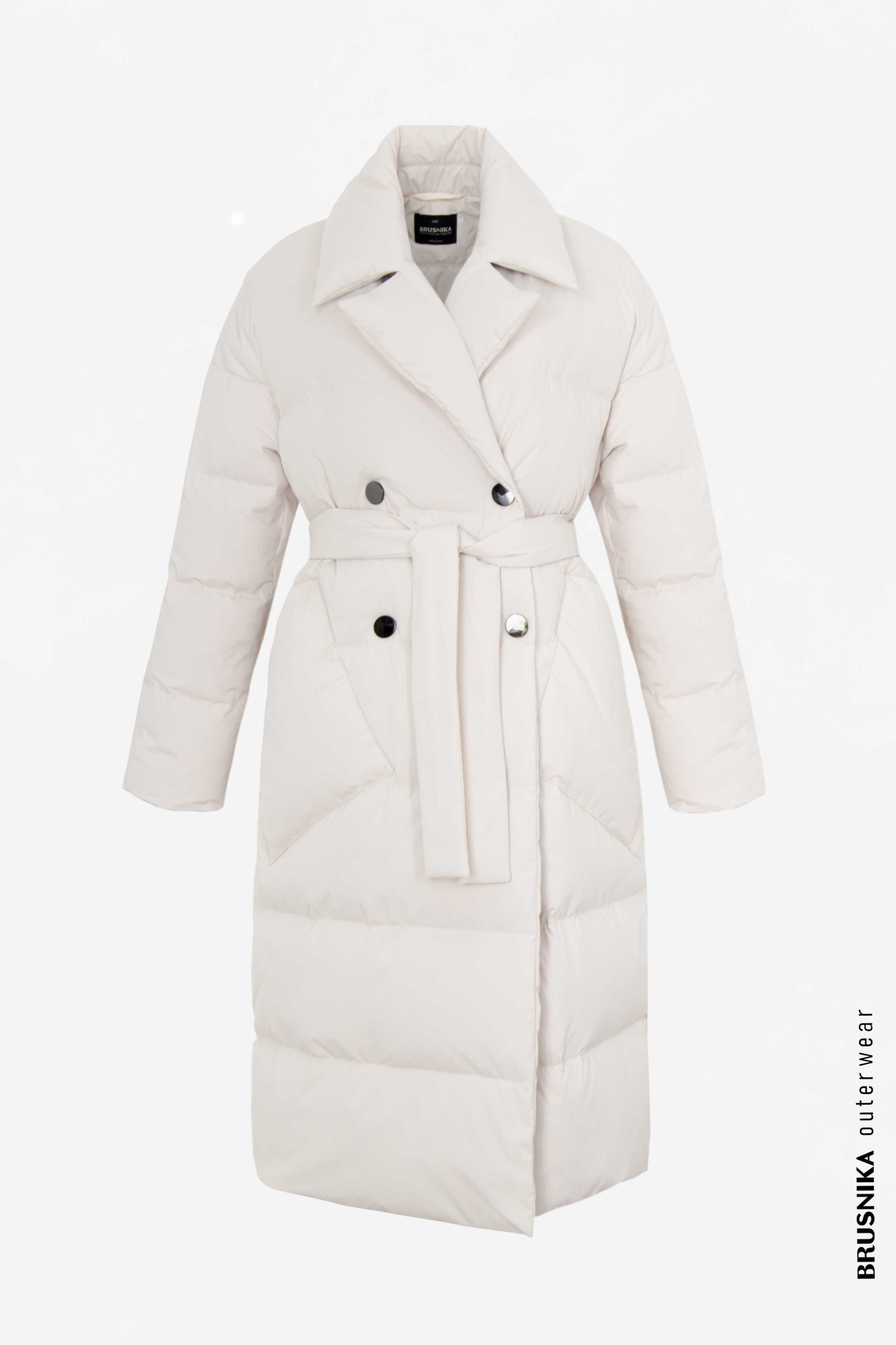 Двубортный пуховик на запах с поясом. Средний показатель водонепроницаемости, можно носить в сухую погоду или моросящий дождик.