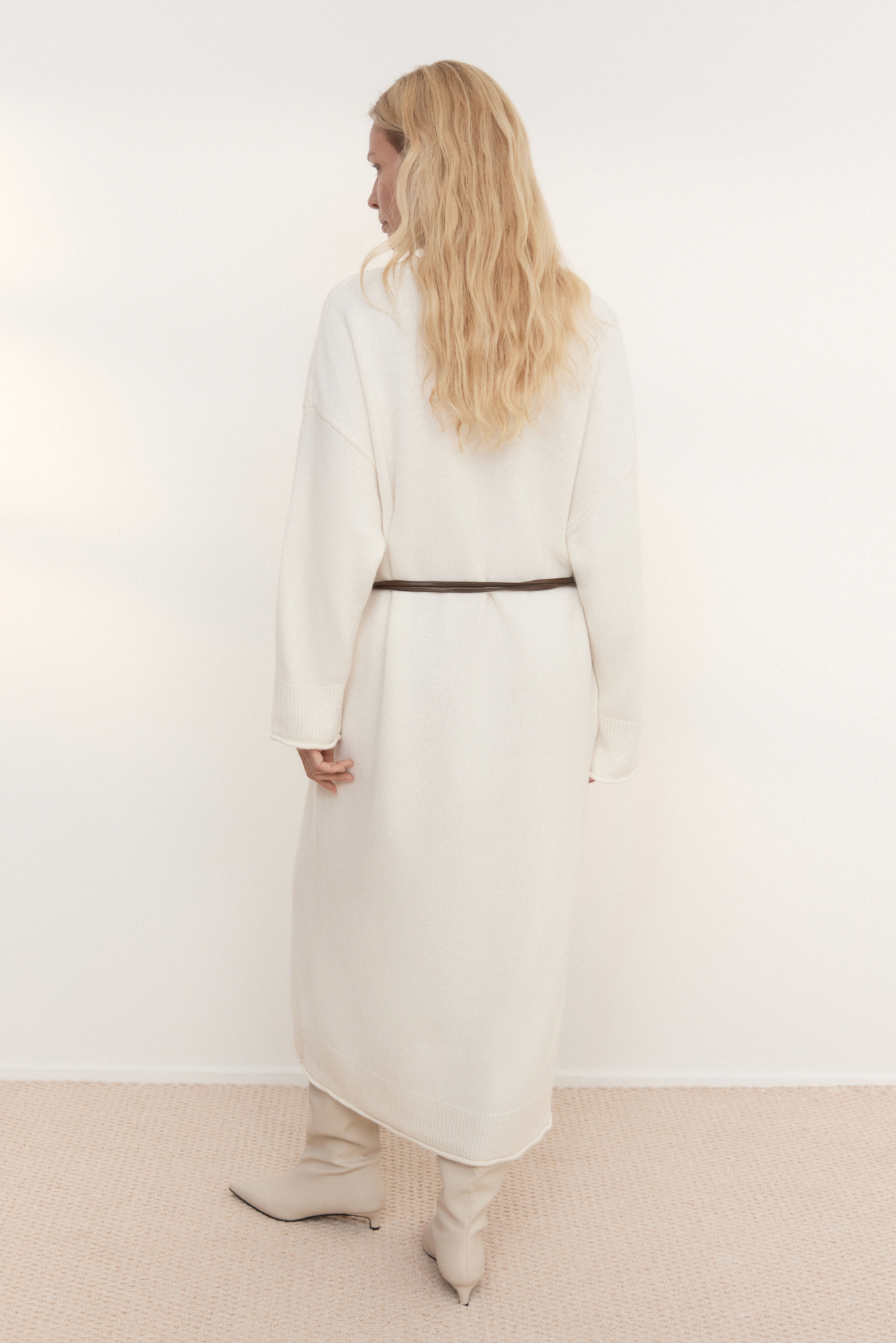 Трикотажное платье длины макси из смесовой шерсти с добавлением кашемира. Модель свободного силуэта со спущенной линией плеча и карманами. Края изделия выполнены в рубчик. Брендированный ярлык на спине.