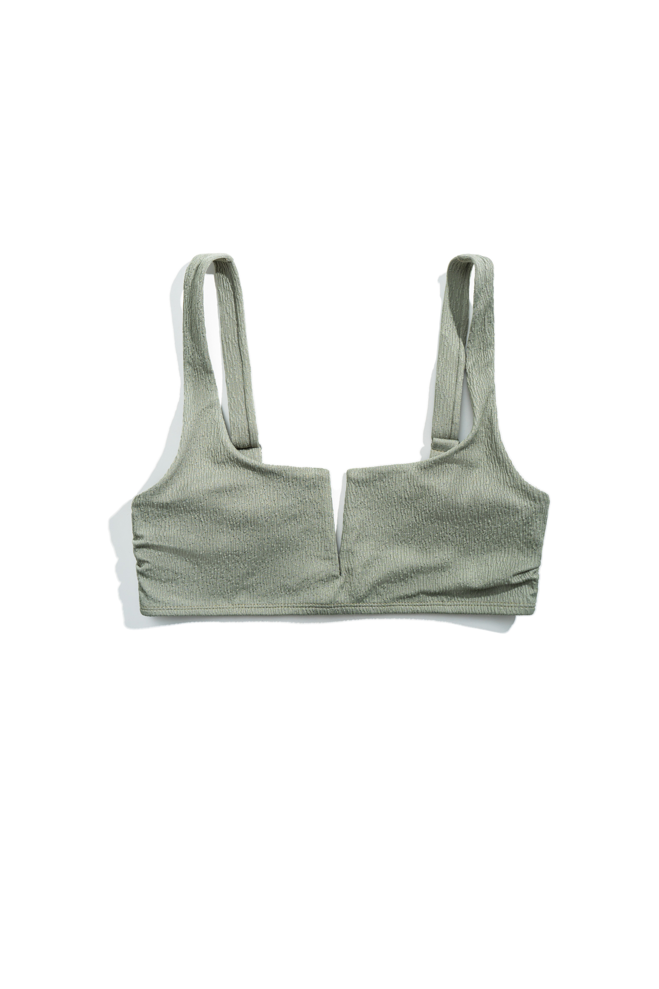 Лиф купальника с широкими бретелями и квадратным вырезом. Вырез декорирован V-образным углублением.