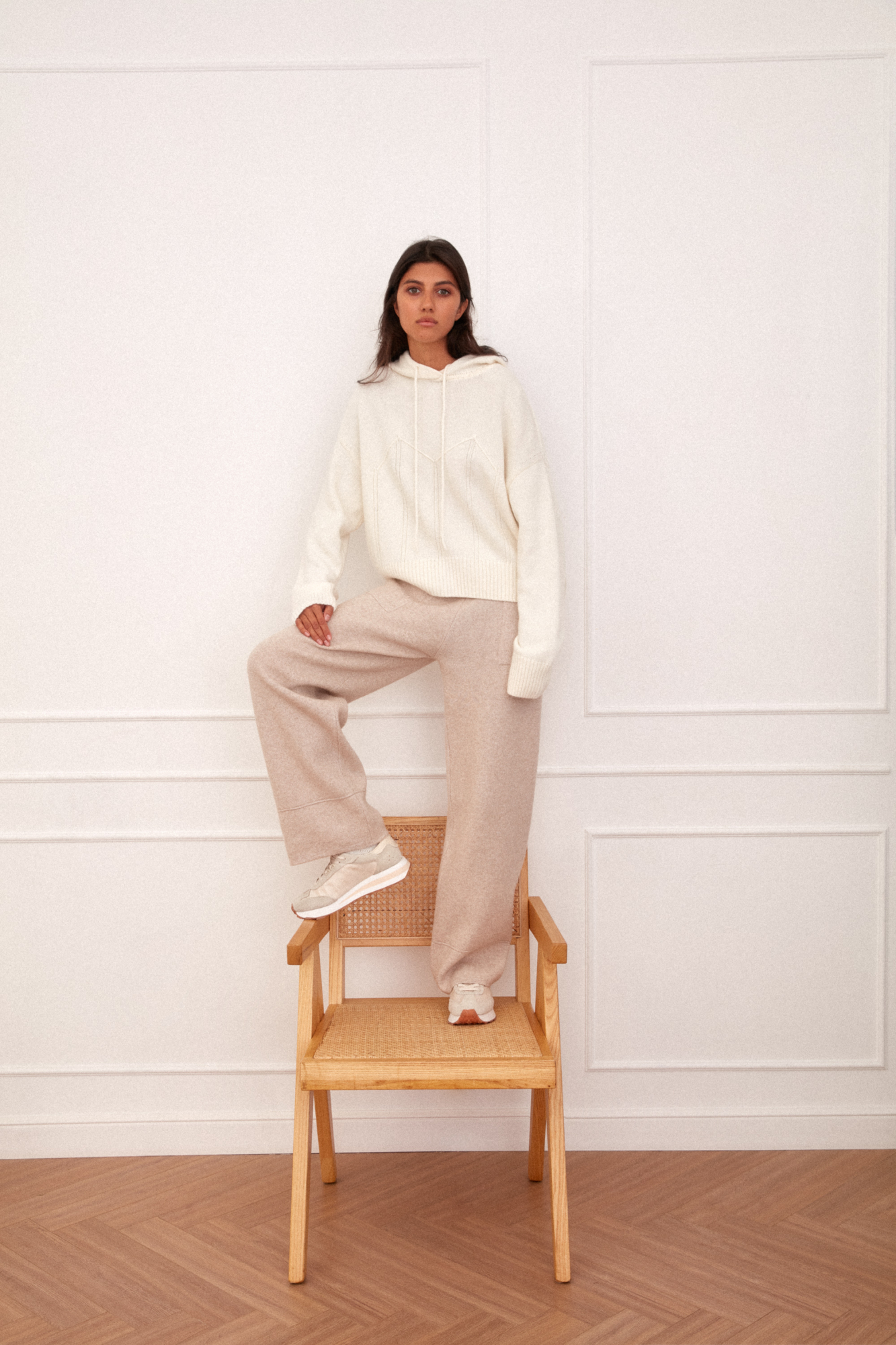 Брюки из кашемира и шерсти средней посадки, с карманами, широкий пояс-резинка. Шлевки под ремень.