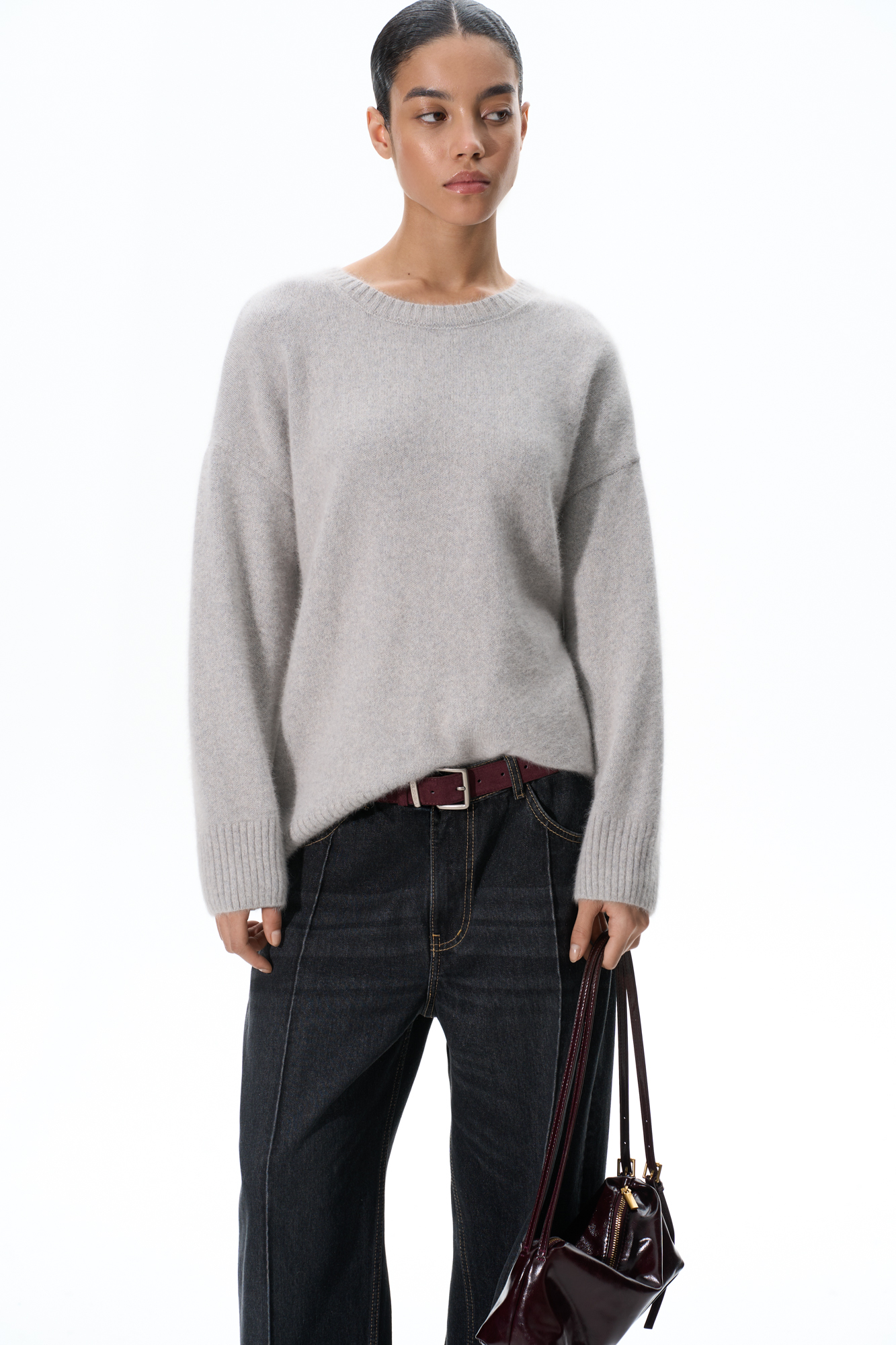 Трикотажный джемпер из пуха лисы и шелка. Модель свободного силуэта со спущенной линией плеч и круглым вырезом горловины. Края изделия выполнены в рубчик.
