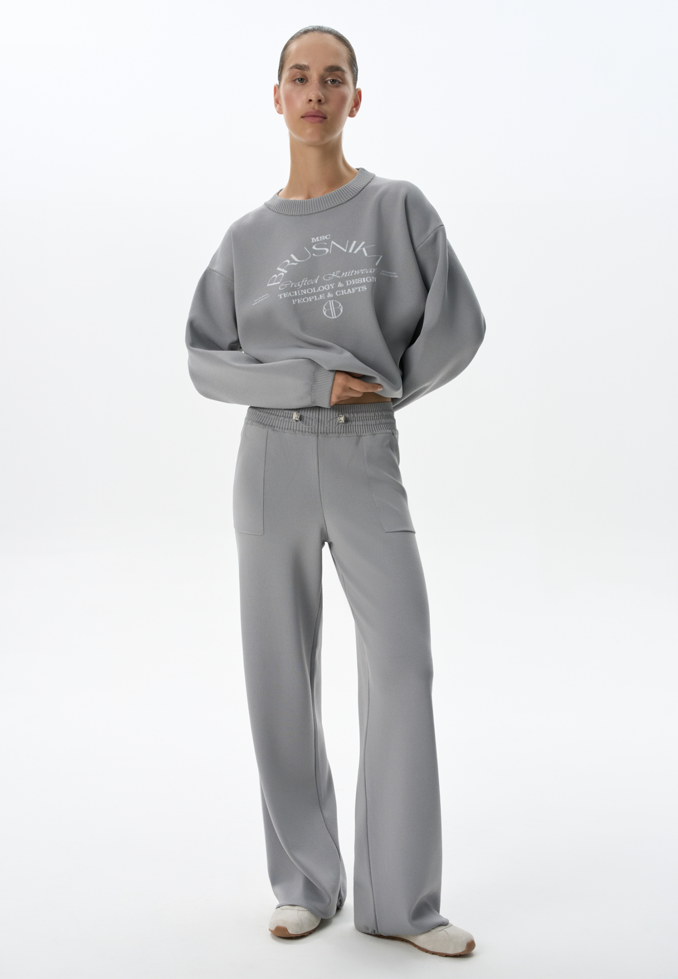 Спортивные брюки из вискозы с лампасами. Модель прямого кроя с боковыми карманами, широким поясом в рубчик и кулиской. Манжеты изделия на кулиске.