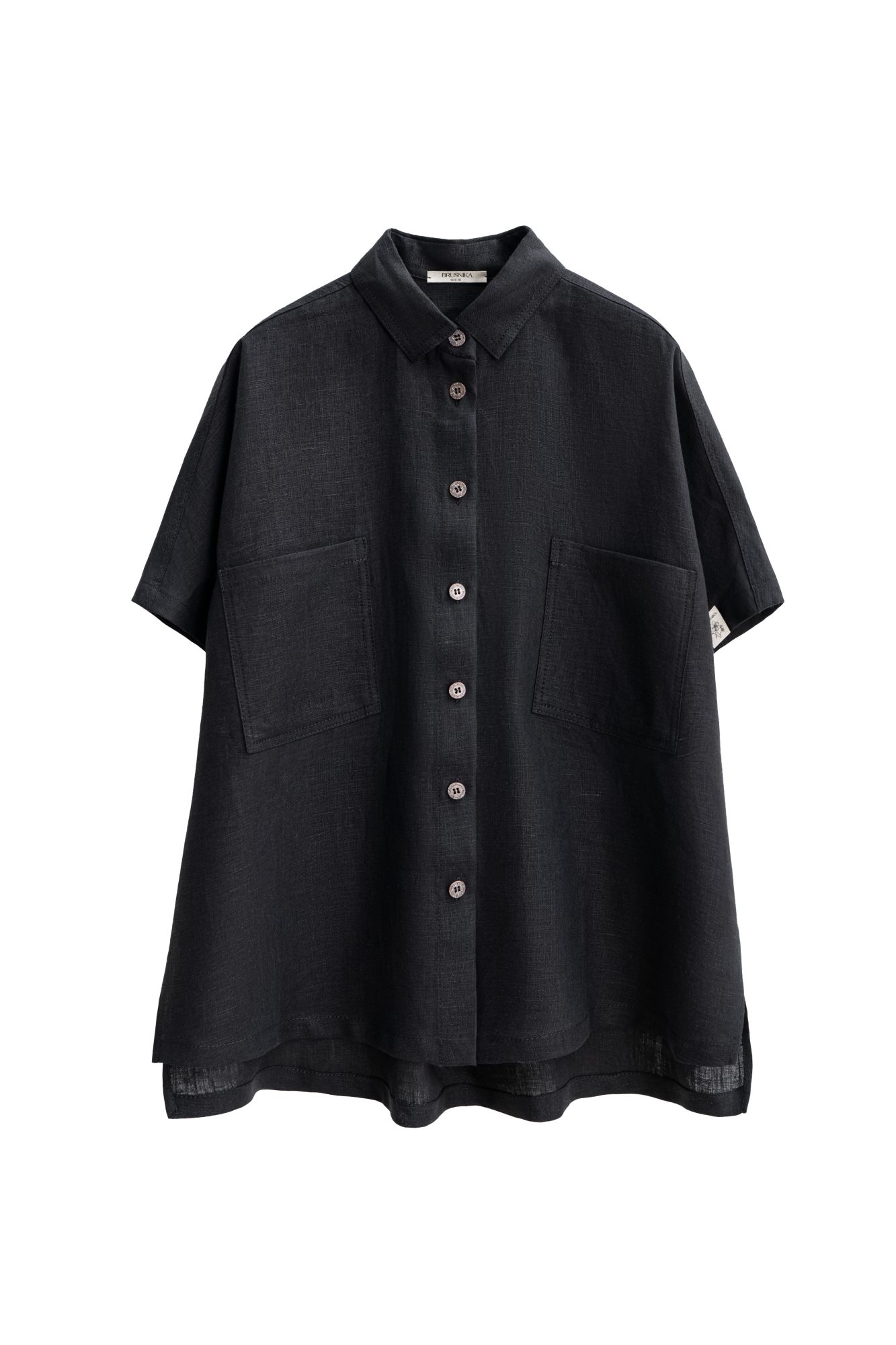 Свободная рубашка из 100% льна. Модель прямого кроя, без рукавов, с отложным воротником, двумя нагрудными карманами и застежкой на пуговицы.  