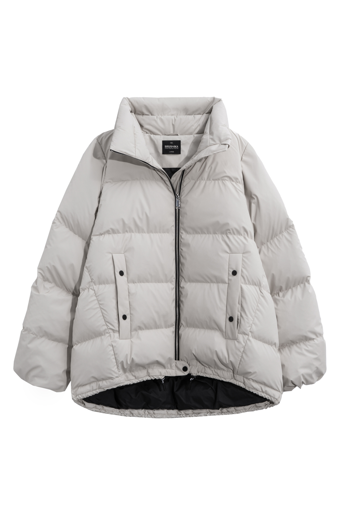 Объемный стеганый пуховик. Модель свободного силуэта с боковыми карманами на кнопках, воротником-стойкой и капюшоном. Низ изделия выполнен на регулируемой кулиске. Застежка на молнию и кнопку.