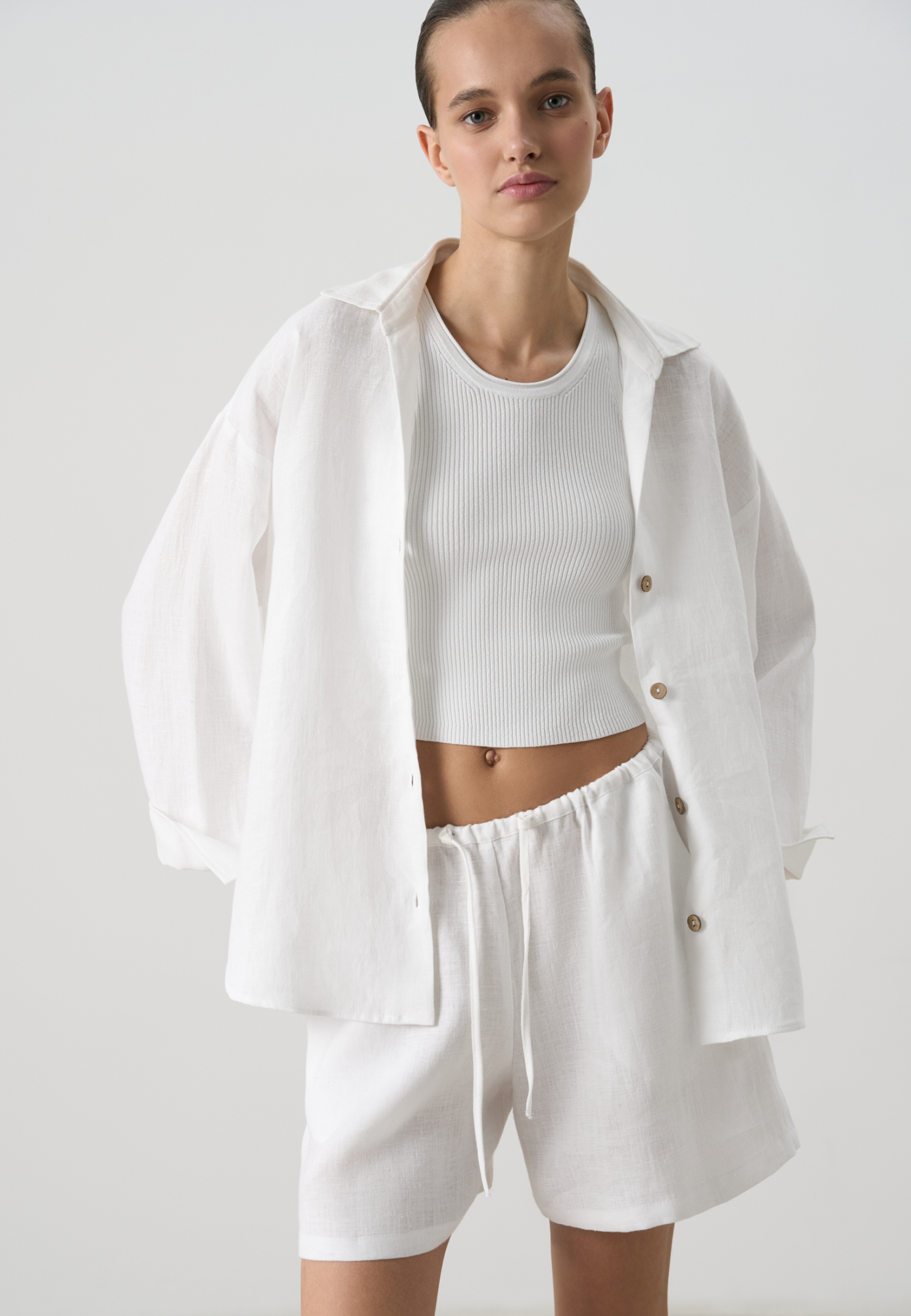 Короткие шорты из 100% льна. Модель прямого кроя с небольшим расширением к низу. Изделие выполнено с поясом на кулиске. Два боковых кармана.