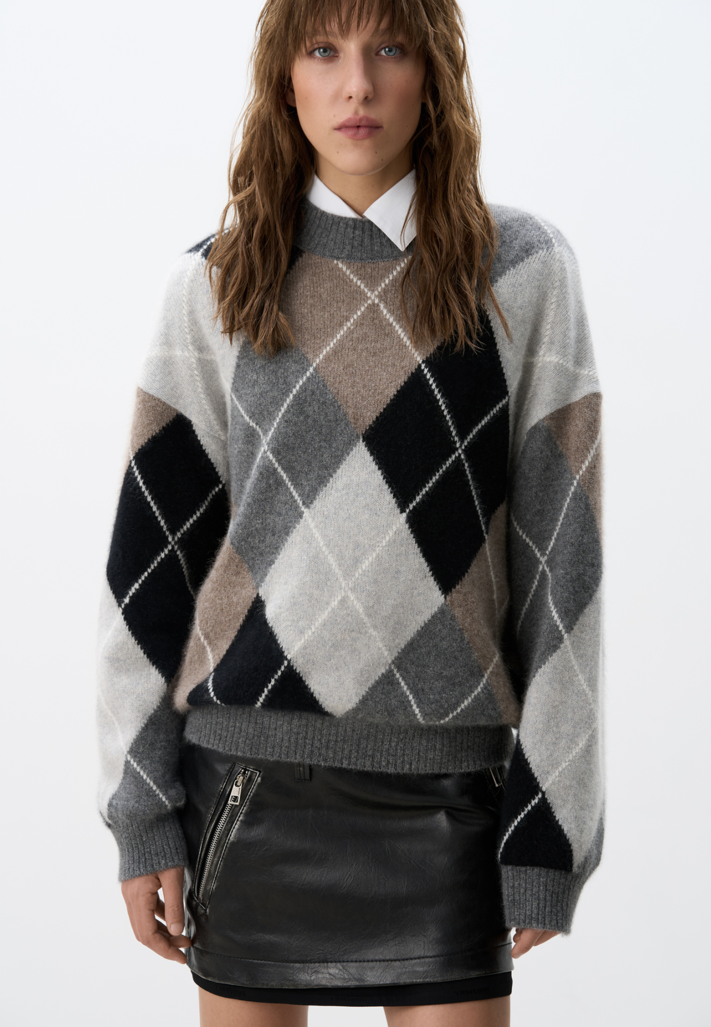 Трикотажный джемпер из пуха лисы с узором аргайл. Модель свободного силуэта, со спущенной линией плеча и круглым вырезом горловины. Края изделия выполнены выполнены в рубчик.