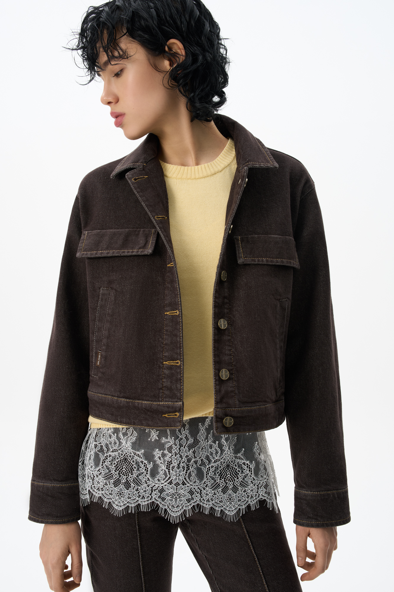 Джинсовый короткий жакет из 100% хлопка. Модель прямого кроя с длинными рукавами на манжетах, классическим отложным воротником и карманами. Застежка на металлические брендированные пуговицы.