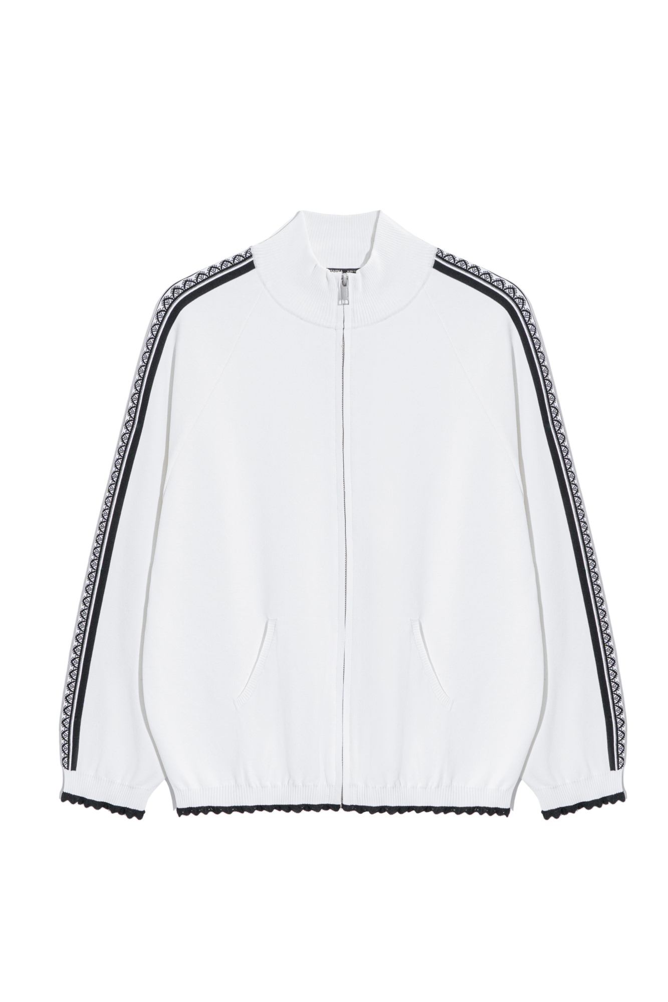 Трикотажный бомбер из вискозы. Модель свободного силуэта с невысоким воротником-стойкой, рукавом реглан, двумя карманами спереди и застежкой на молнию. Низ изделия и манжеты рукавов выполнены на резинке и дополнены кружевом. Изделие декорировано жаккардовым узором в виде кружева и логотипом бренда на спине.