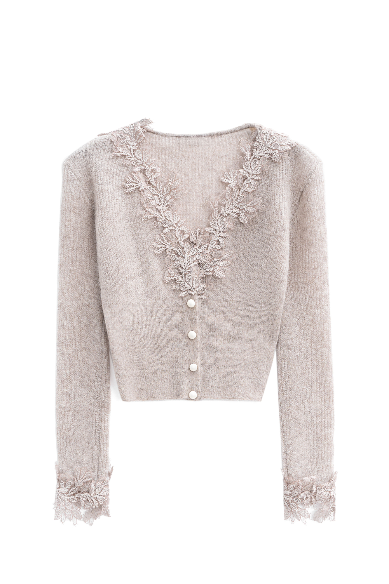 Короткий трикотажный кардиган из тонкой шерсти мериноса экстрафайн и альпака экстрафайн. Модель по фигуре с глубоким V-образным вырезом. Застежка на маленькие жемчужные пуговицы. Изделие декорировано тонким кружевом.