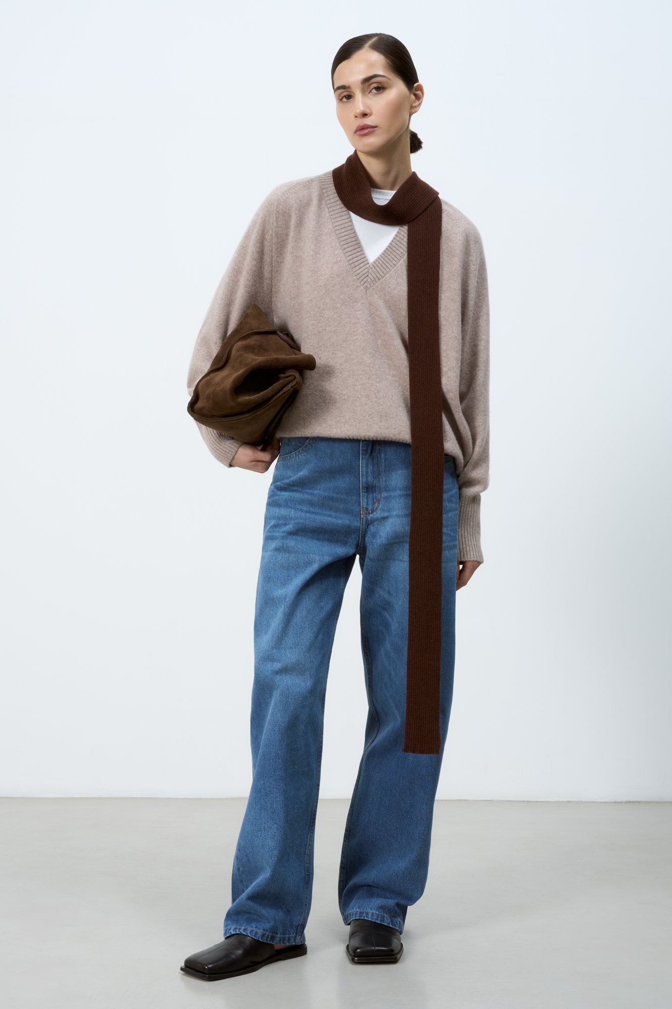 Джемпер с V-образным вырезом из 100% кашемира. Модель свободного силуэта со спущенной линией плеча. Края изделия в рубчик.