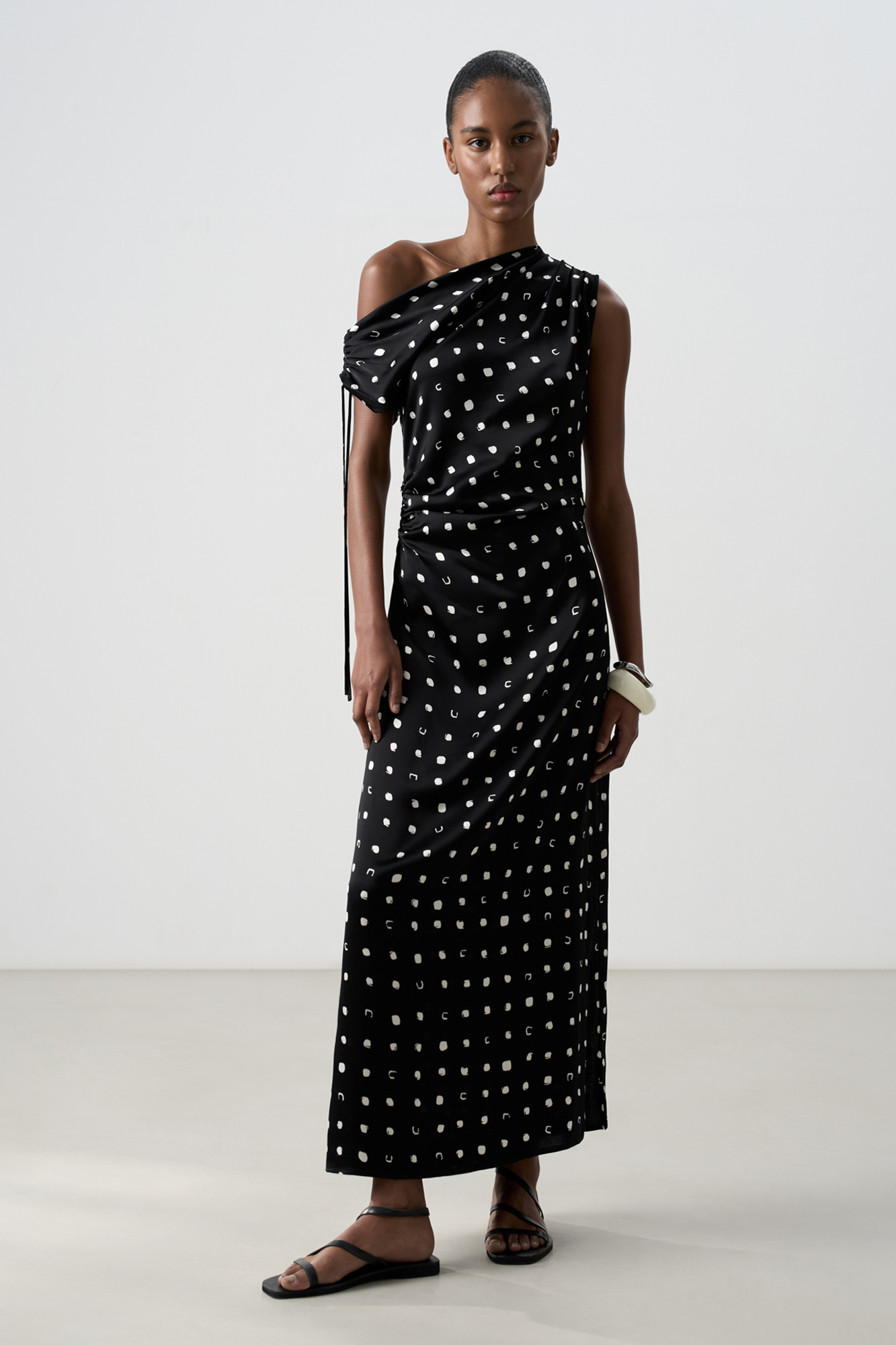 Принтованное платье длины макси из атласной вискозы. Модель приталенного силуэта, с ассиметричным вырезом, драпировкой и кулиской на плече.