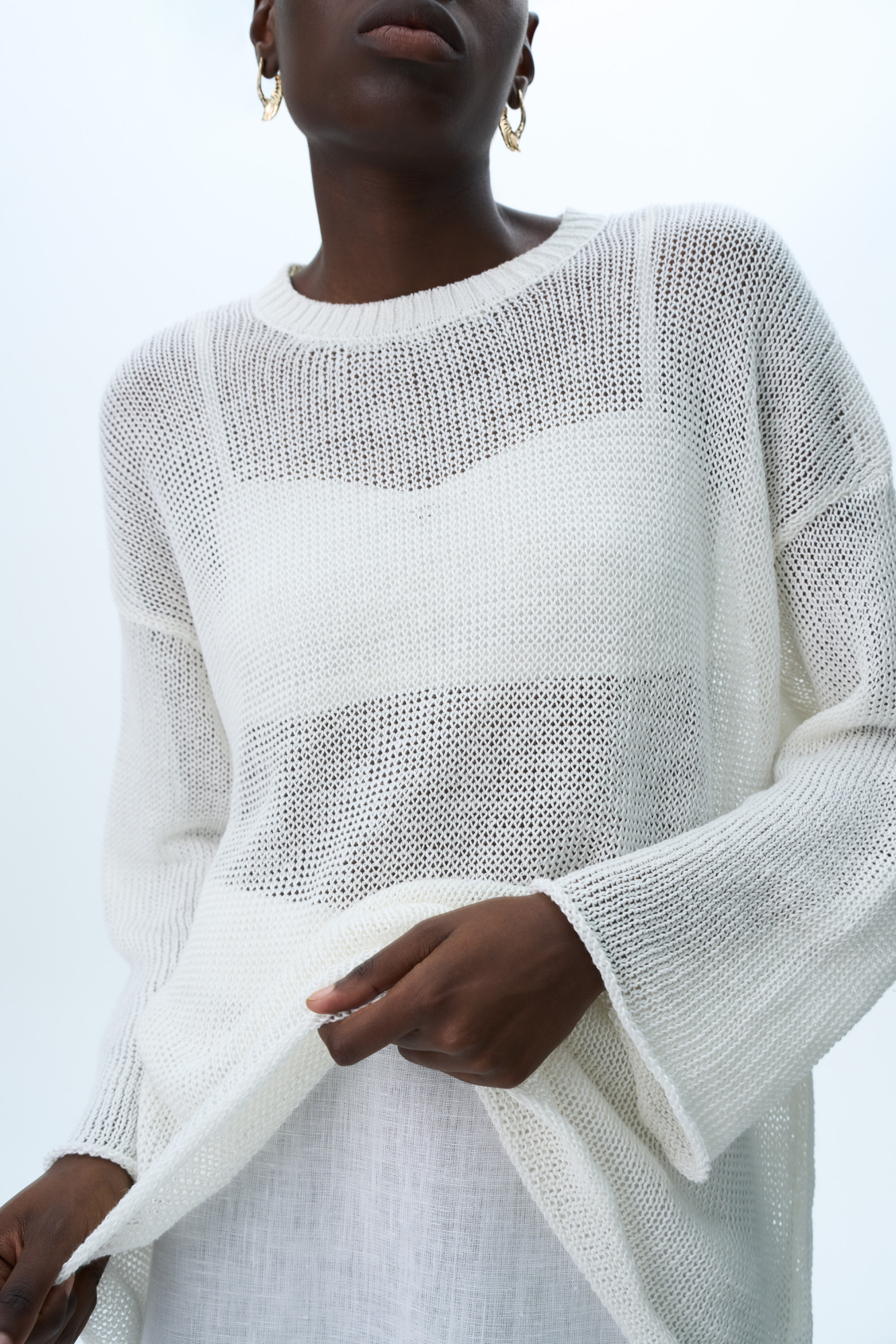 Полупрозрачный джемпер из 100% льна. Модель свободного силуэта со спущенной линией плеча и круглым вырезом горловины.