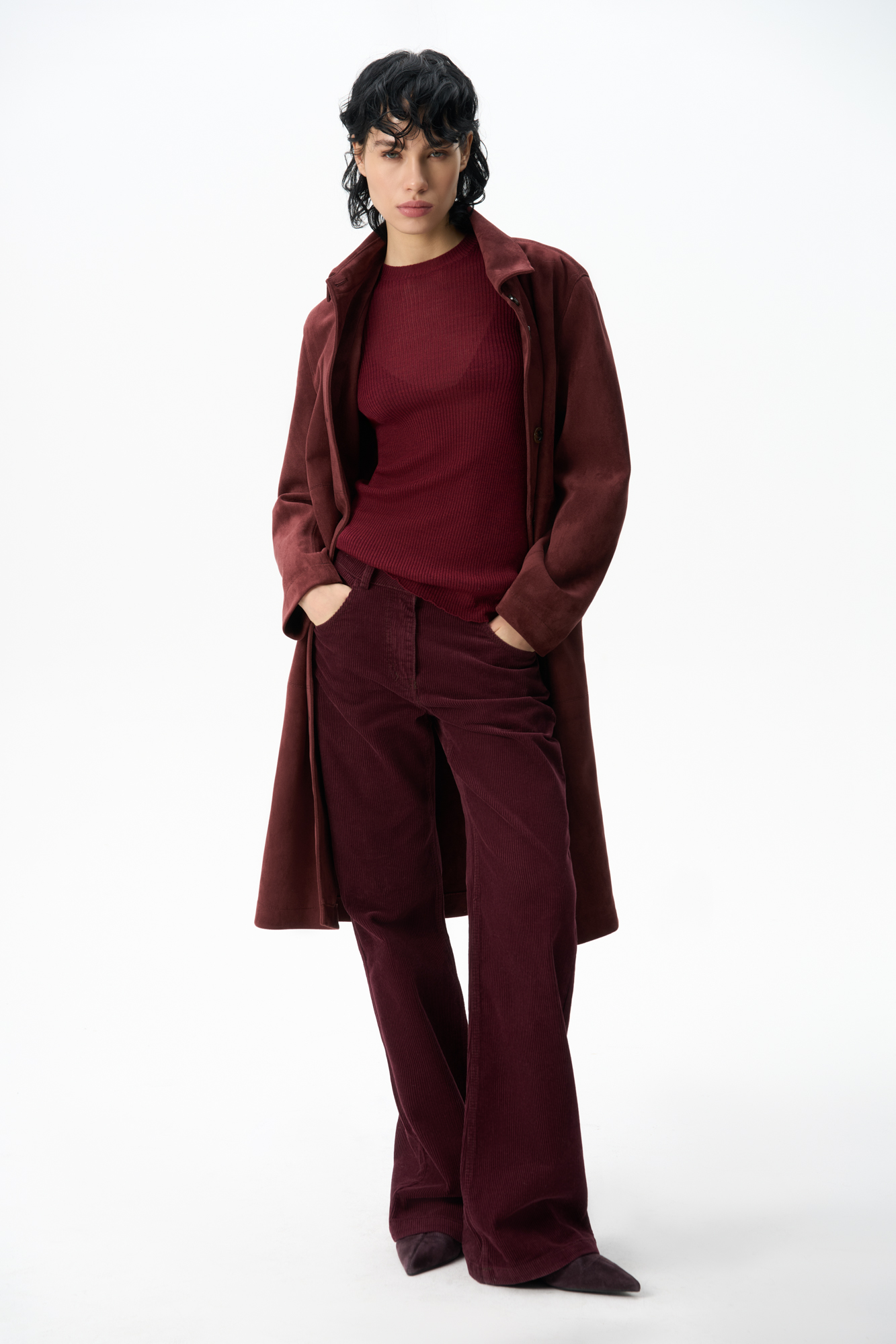 Вельветовые брюки из хлопка. Модель прямого кроя с карманами, шлевками на поясе для ремня и застежкой на молнию и пуговицу.