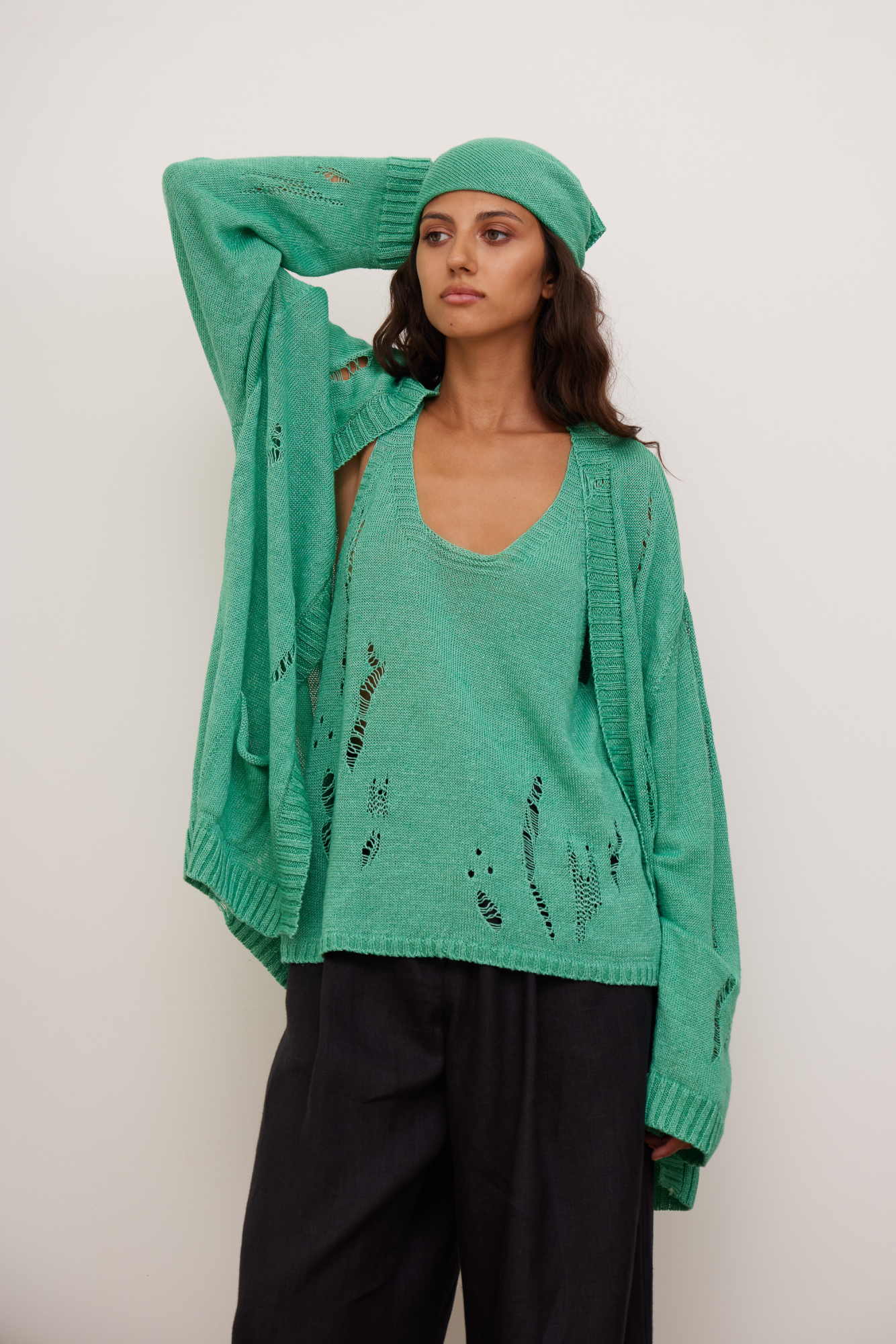 Кардиган из 100% льна с рваным узором. Дополнить образ можно топом.