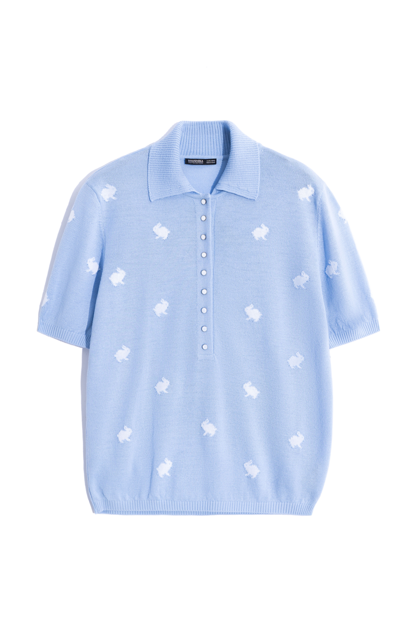 Трикотажная футболка из шерсти. Модель свободного кроя с воротником поло и застежкой на маленькие пуговицы на планке. Изделие декорировано жаккардом в виде зайчиков.