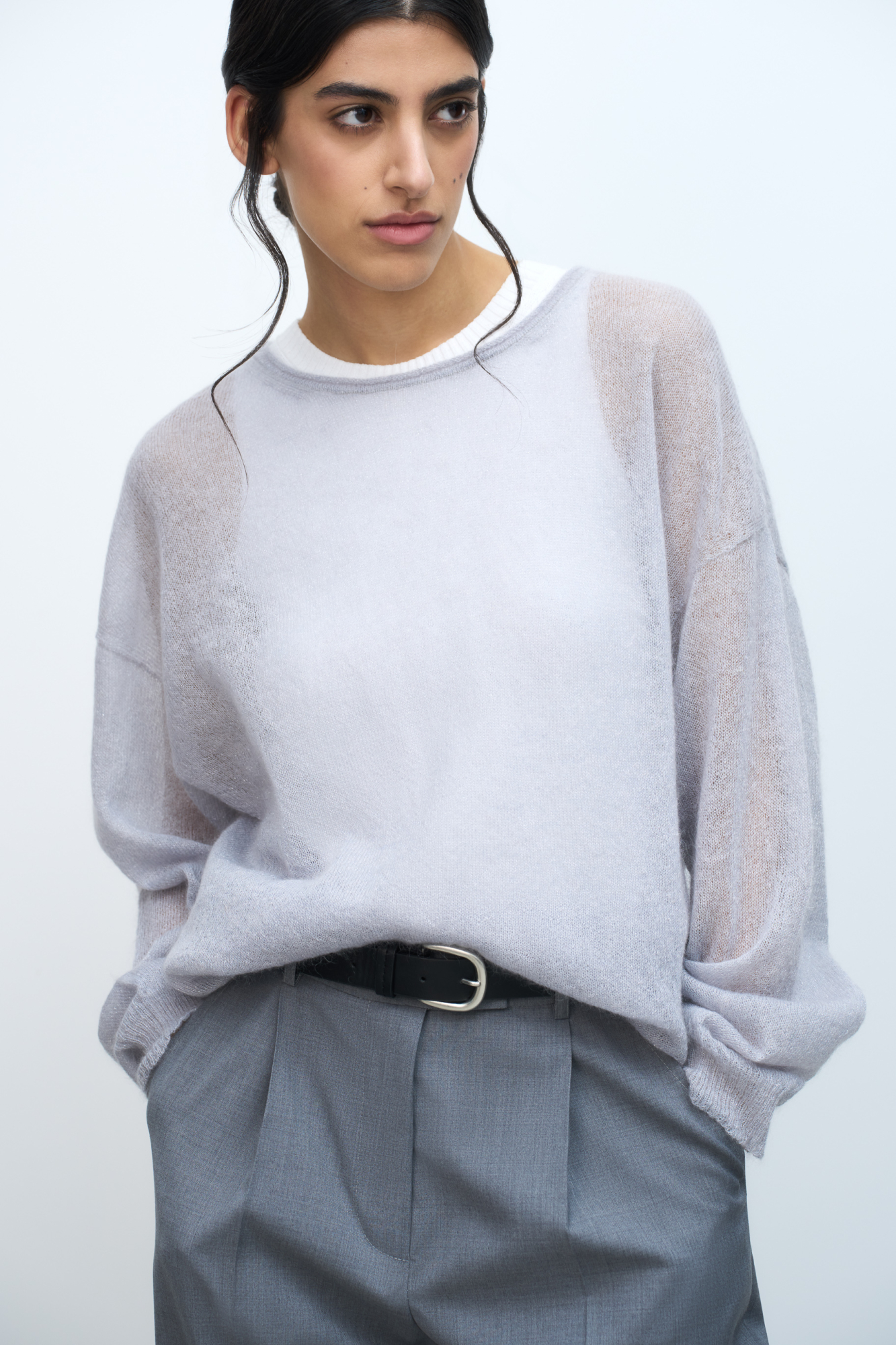 Трикотажный джемпер свободного силуэта со спущенной линией плеча. Для его создания использована тончайшая пряжа - смесь суперкид-мохера. Края изделия в рубчик.