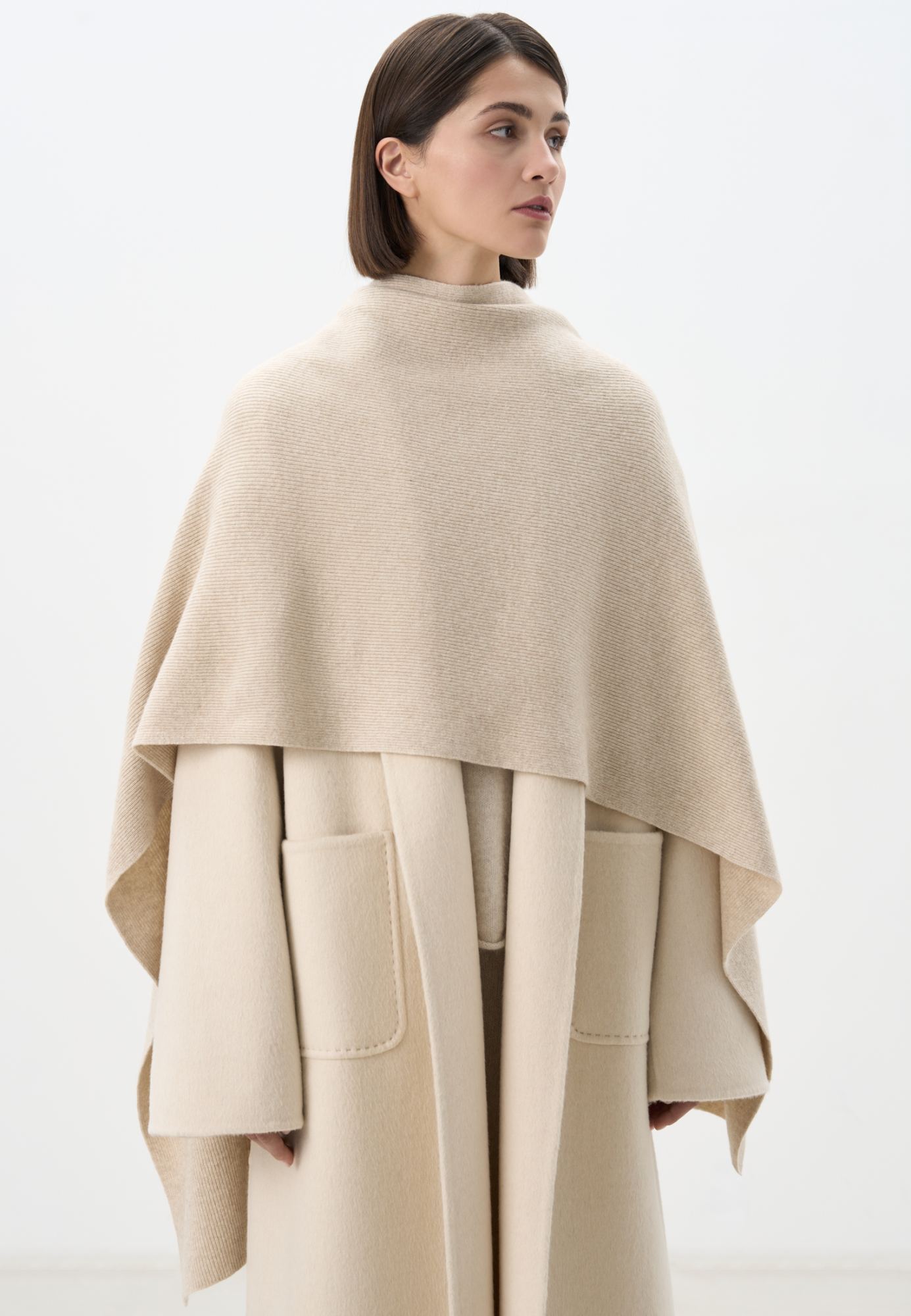 Длинный трикотажный шарф из кашемира и шерсти. Изделие выполнено в тонкий рубчик.