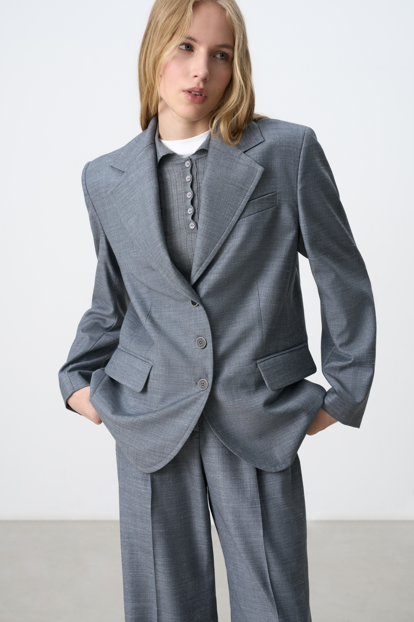Однобортный жакет из шерсти. Модель свободного силуэта с лацканами, боковыми карманами с клапанами и карманом на груди. Застежка на три пуговицы. Изделие выполнено на подкладке. Дополнить образ можно брюками или юбкой.