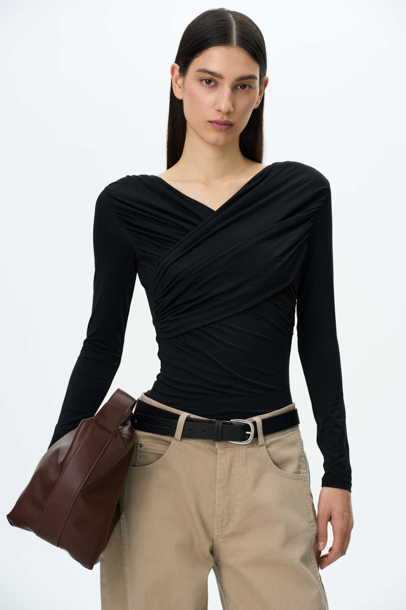Удлиненный топ с драпировкой на груди. Модель приталенного силуэта с длинным рукавом, выполнена из мягкой и шелковистой ткани. 