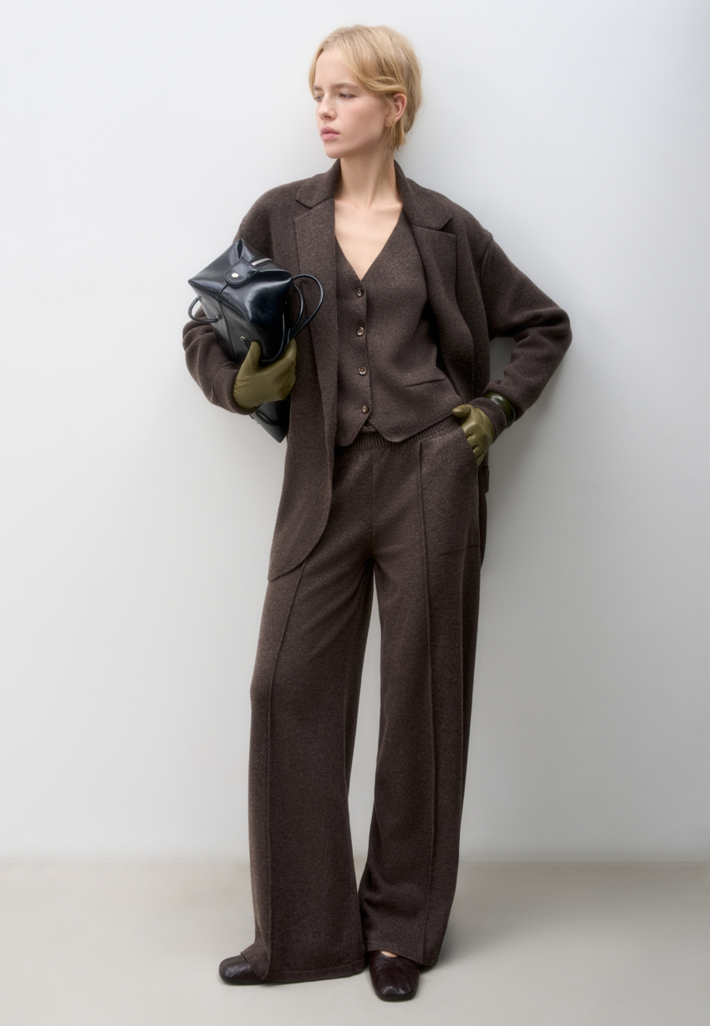 Трикотажные брюки из смесовой шерсти. Модель свободного силуэта со средней посадкой, боковыми карманами и стрелками. Эластичный пояс на кулиске в рубчик.