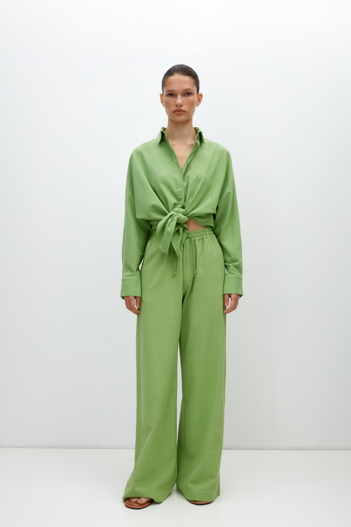 Брюки из 100% хлопка с карманами с эластичным поясом на кулиске.