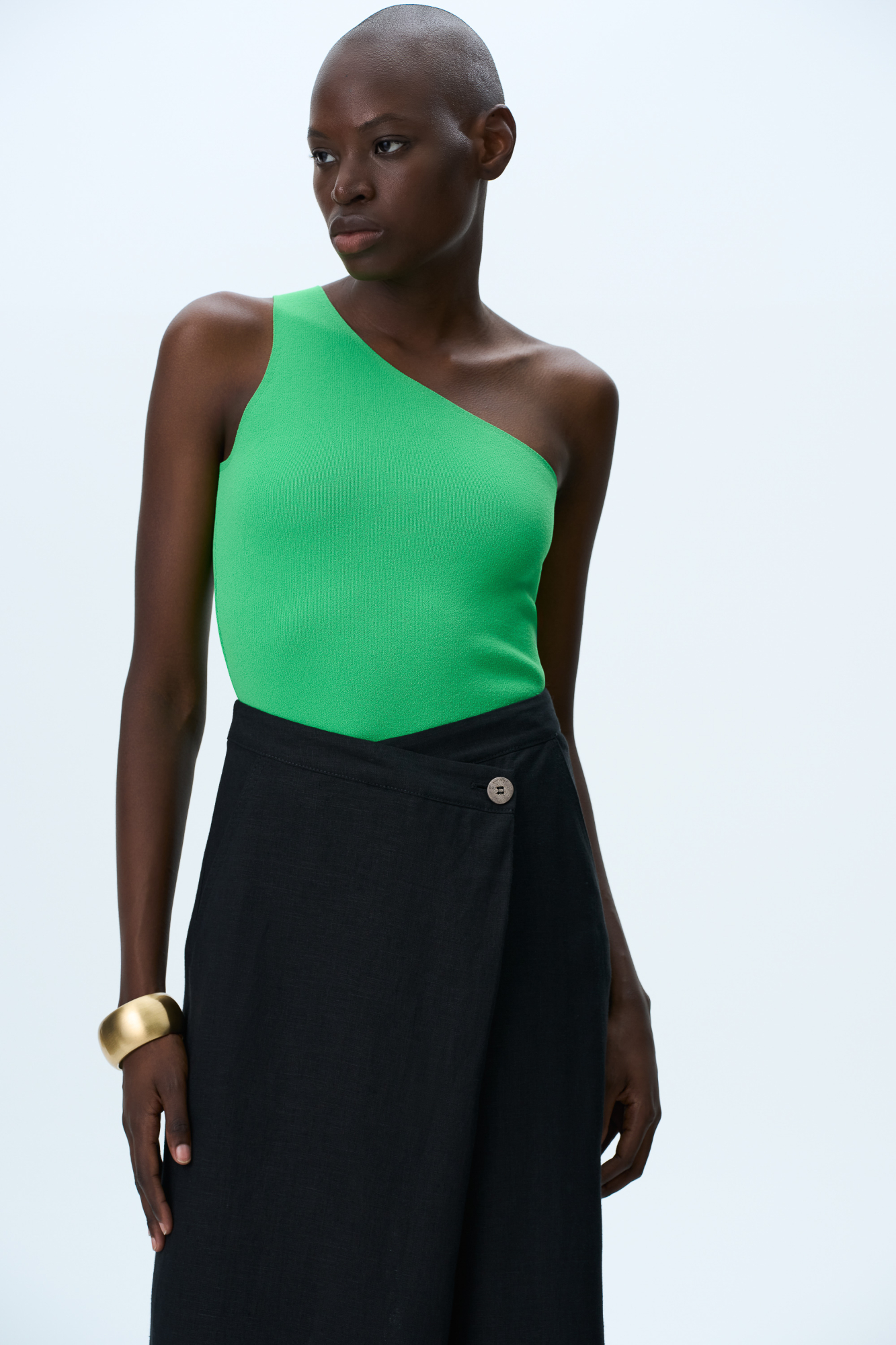 Трикотажный топ из вискозы. Модель облегающего силуэта, с лямкой на одно плечо.