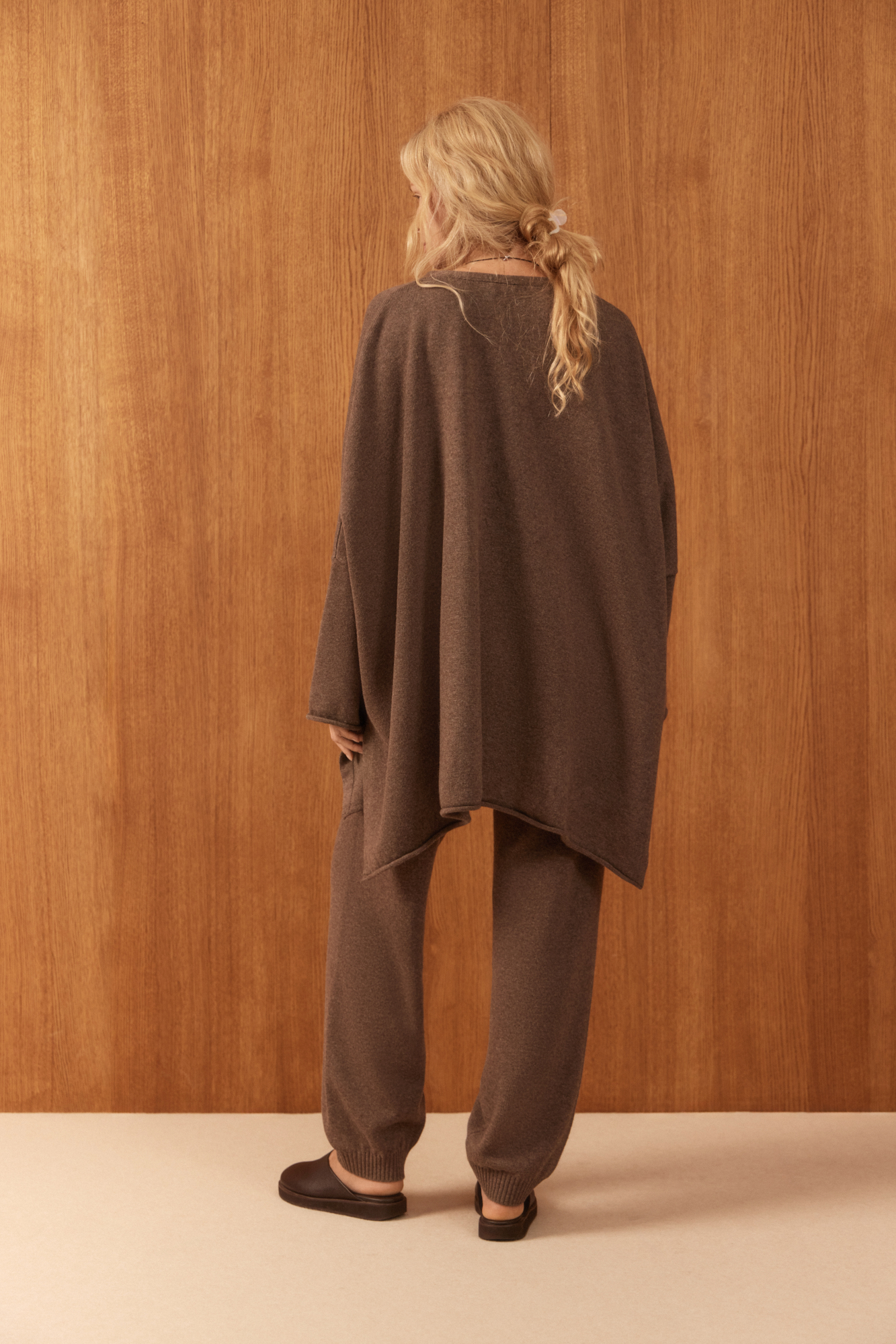 Трикотажный кардиган из шерсти и кашемира. Модель свободного кроя, с длинными широкими рукавами и спущенной линией плеч. Без застежки.