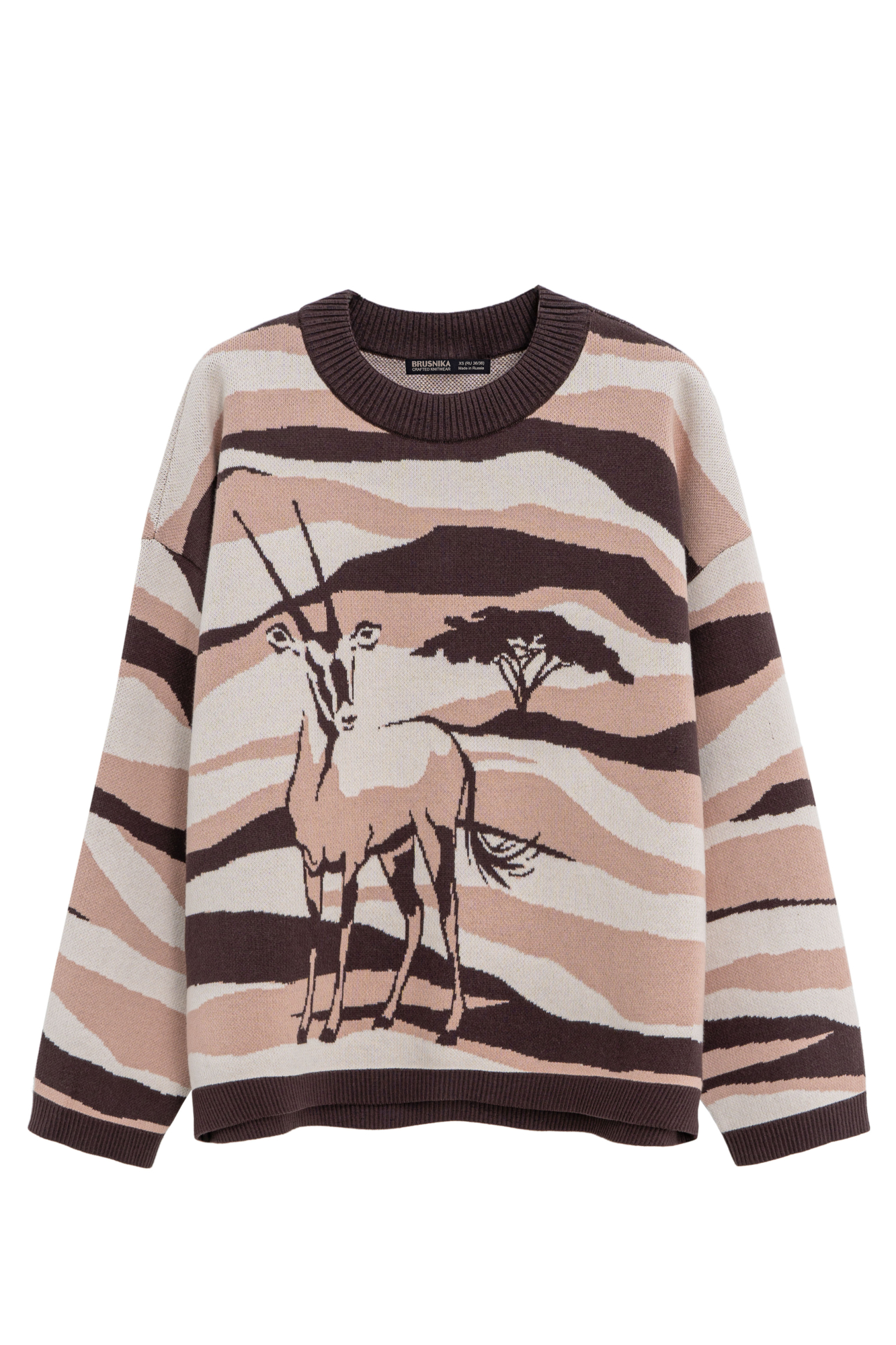 Трикотажный джемпер из 100% хлопка с жаккардовым изображением антилопы орикса. Модель свободного силуэта, с длинными рукавами, спущенной линией плеч и круглым вырезом горловины. Края выполнены в рубчик.