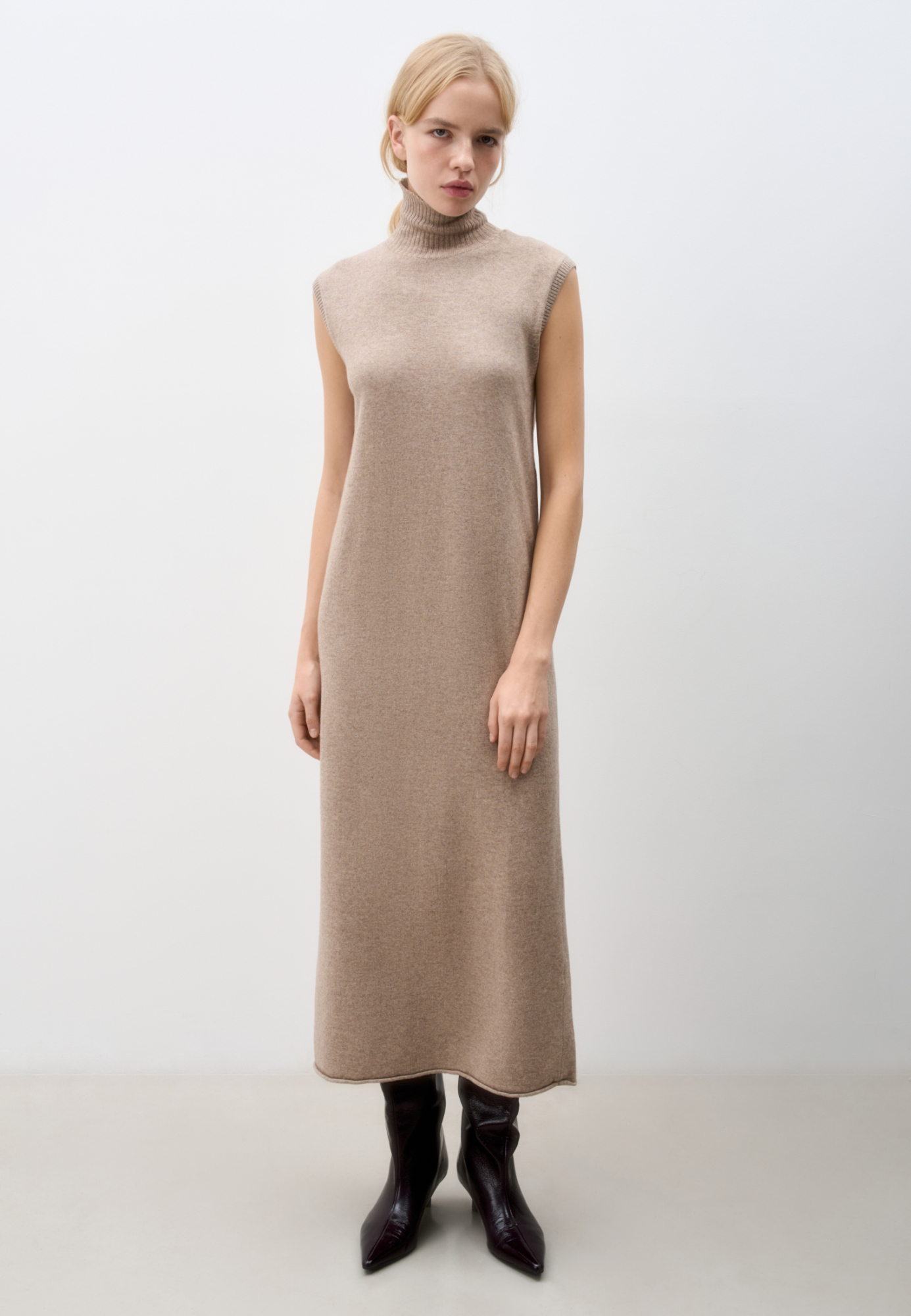 Трикотажное платье длины макси из шерсти и кашемира. Модель прямого кроя без рукавов и высоким воротником.