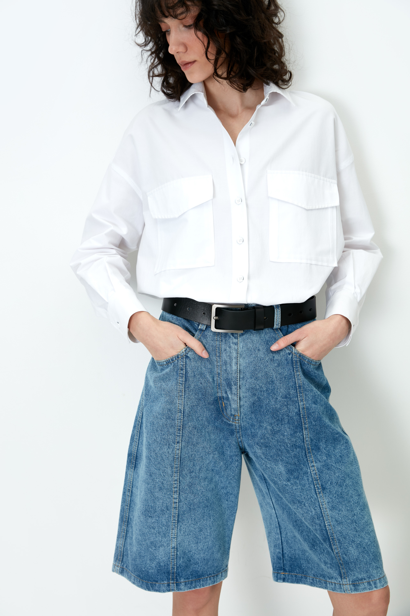 Джинсовые шорты из 100% хлопка. Модель прямого кроя с карманами и потайной застежкой на молнии.