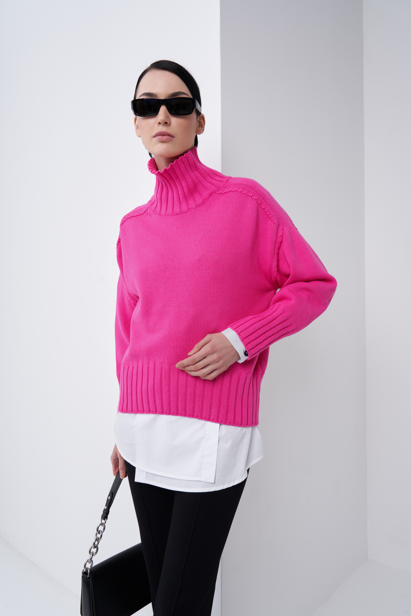 Объемный джемпер крупной вязки из 100% хлопка с высоким горлом. Манжеты и низ изделия в рубчик.