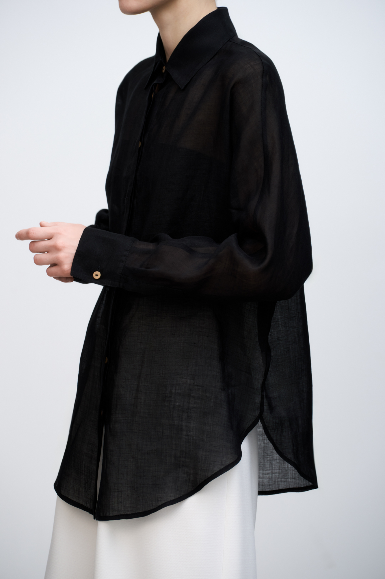 Полупрозрачная рубашка из 100% крапивы. Модель свободного силуэта с классическим воротом и манжетами. Застежка на пуговицы. Ткань из крапивы очень легкая, не электризуется,&nbsp;&nbsp;а натуральное происхождение подчеркивает экологичность данной модели.