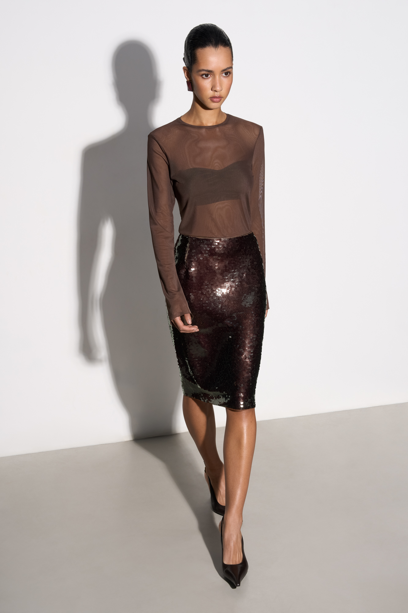 Юбка длины миди, декорированная пайетками. Застежка на молнию сзади. Изделие на подкладке.