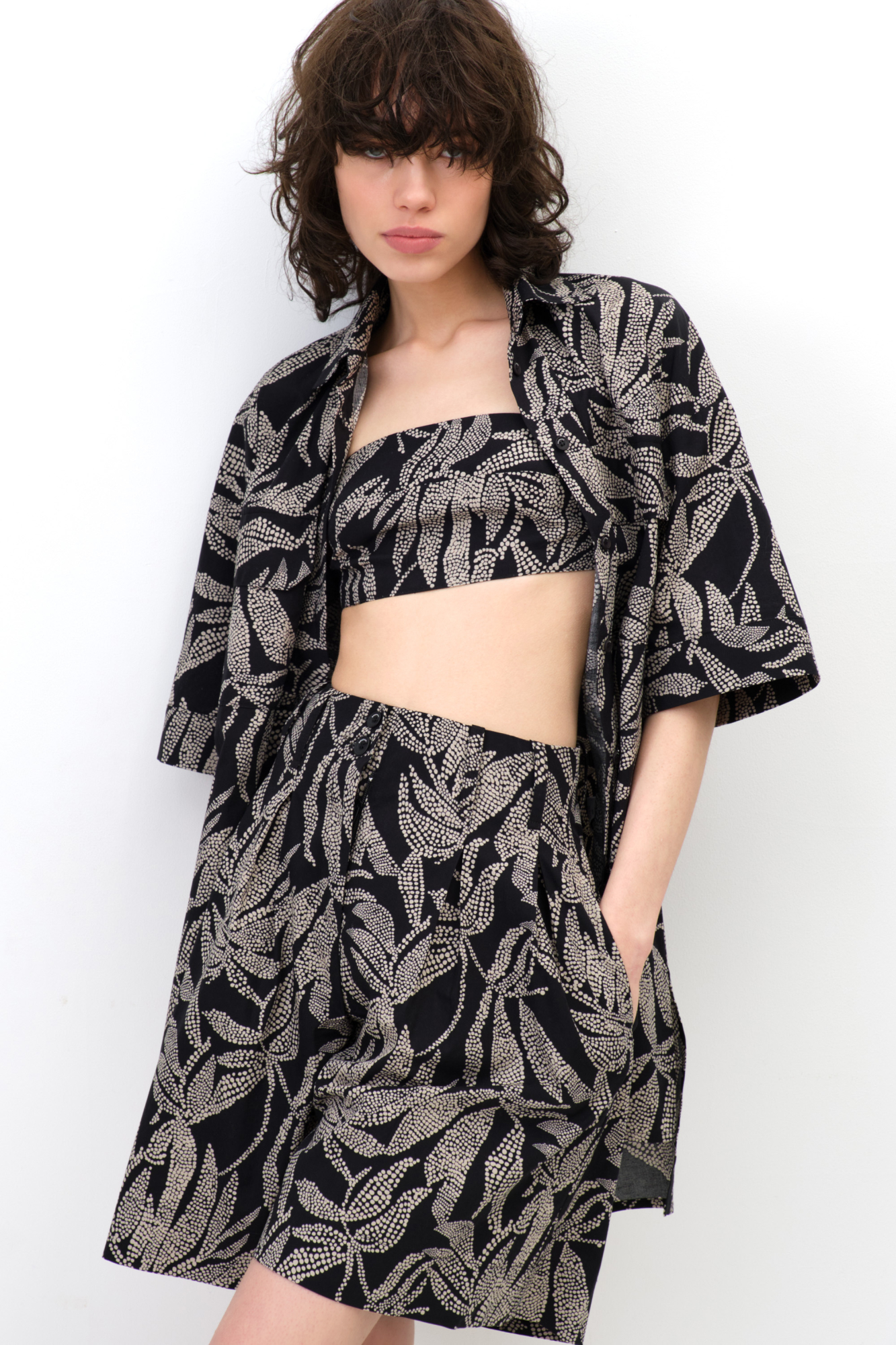 Принтованные шорты из 100% хлопка. Модель с высокой посадкой, шлевками на поясе для ремня, боковыми карманами, застежкой на молнию и две пуговицы. Дополнить образ можно рубашкой и топом в таком же стиле.