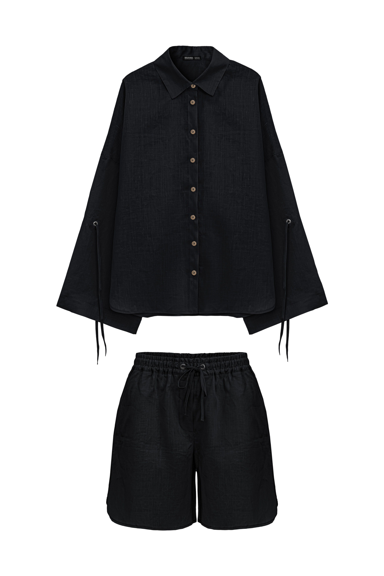 Комплект из 100% крапивы, состоящий из рубашки и шорт. Рубашка с длинными расклешенными рукавами на кулиске, классическим отложным воротником и застежкой на пуговицы. Короткие шорты с боковыми карманами и эластичным поясом на резинке.
