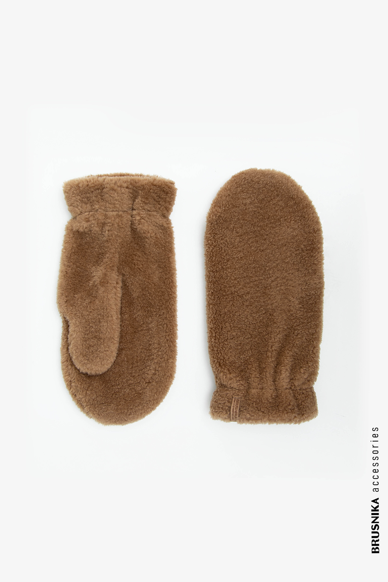 Утепленные варежки из экомеха с брендированным ярлыком.