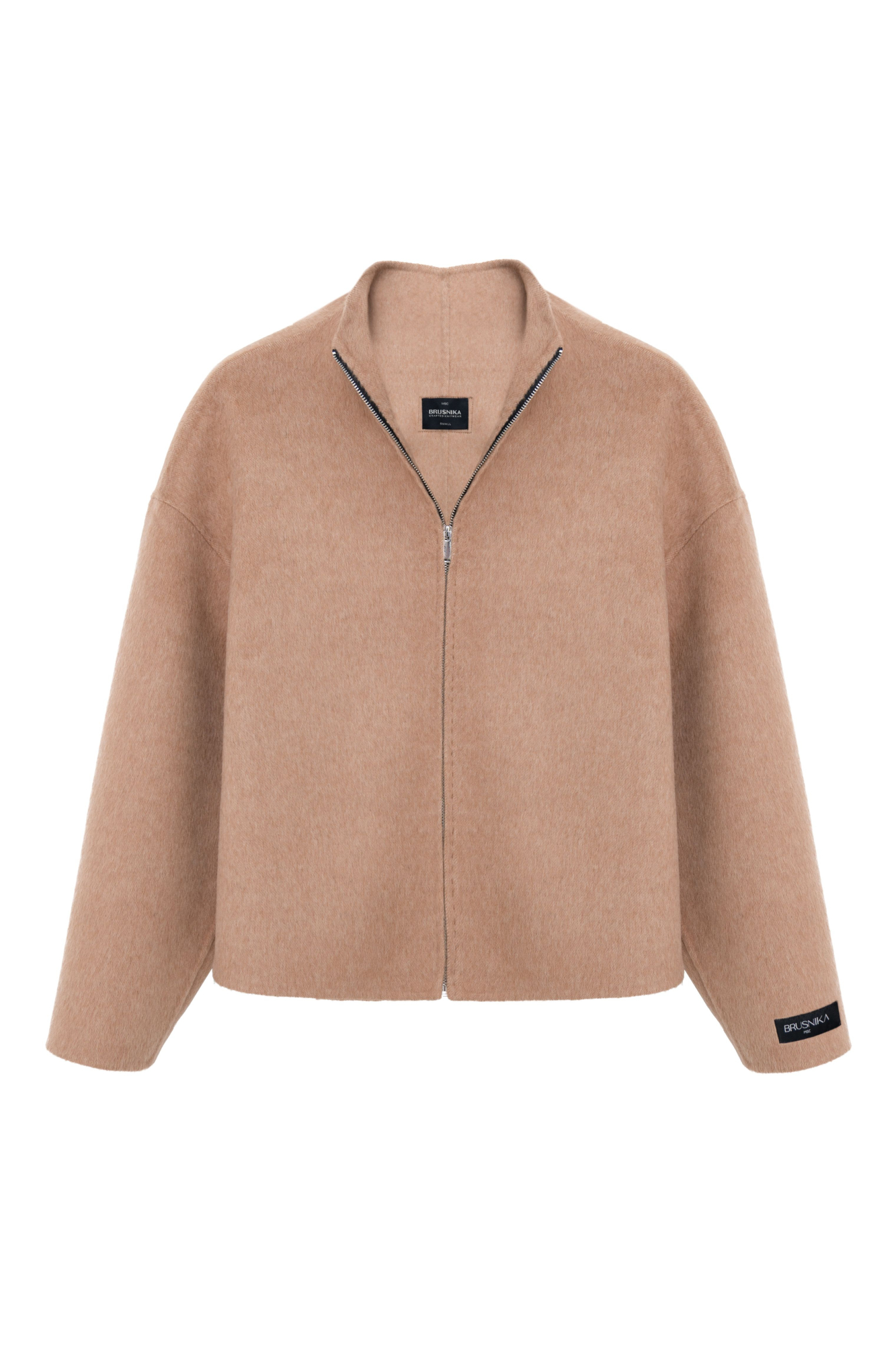 Укороченный жакет со спущенной линией плеча. Модель свободного силуэта с боковыми карманами и брендированным ярлыком.