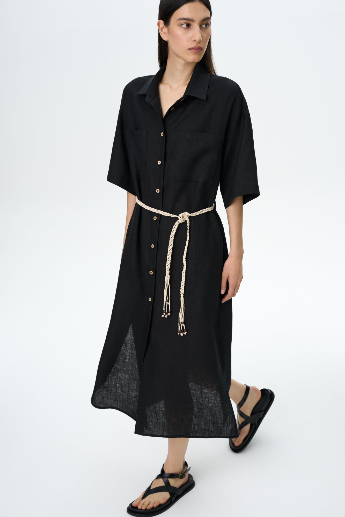Платье-рубашка длины миди из 100% льна. Модель свободного силуэта, с коротким рукавом, спущенной линией плеча и накладными карманами на груди. Плетенный пояс в этническом стиле в комплекте.
